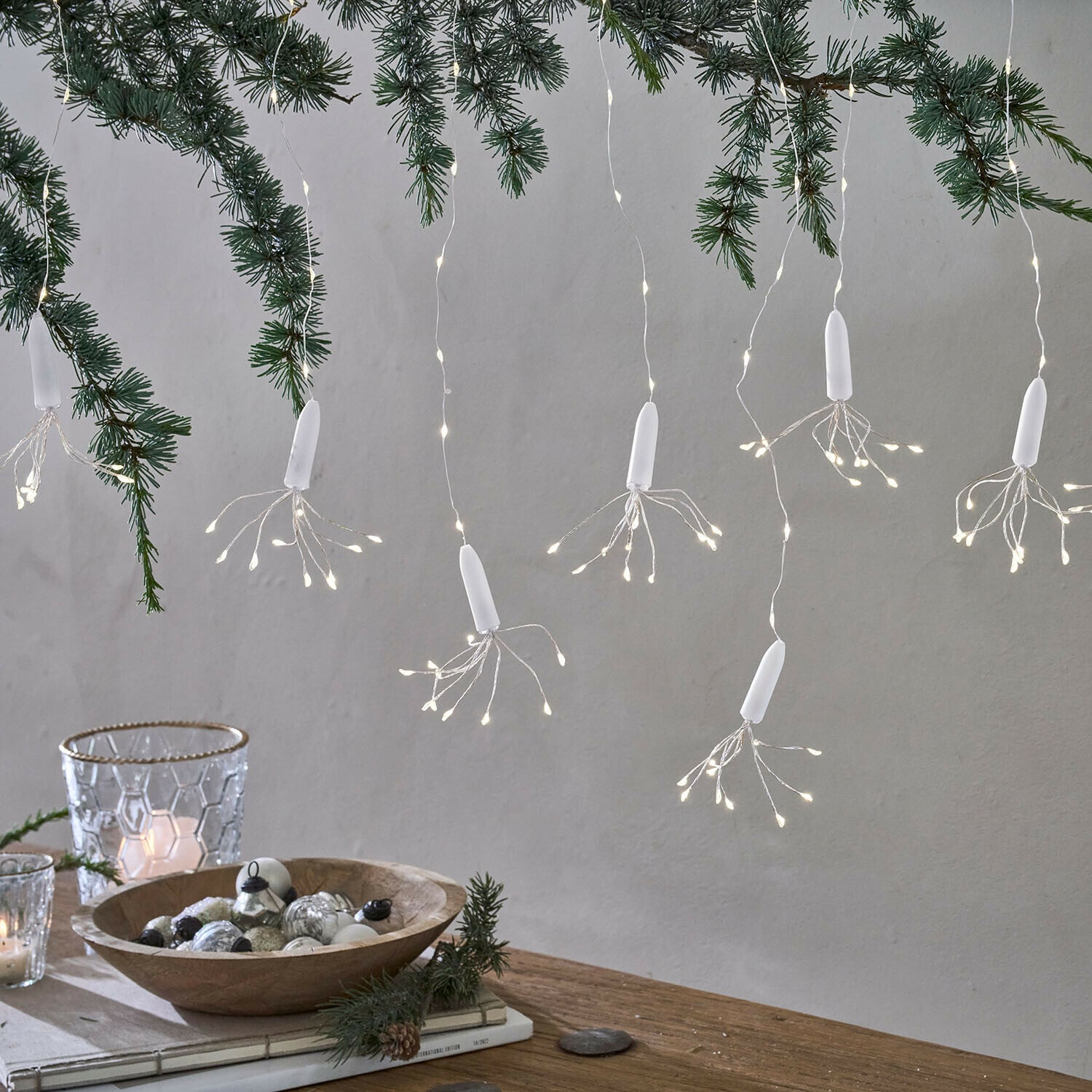 Guirlande lumineuse Bellarian Guirlande lumineuse LED blanche suspendue à des branches de sapin, décoration de table avec bol en bois et bougies