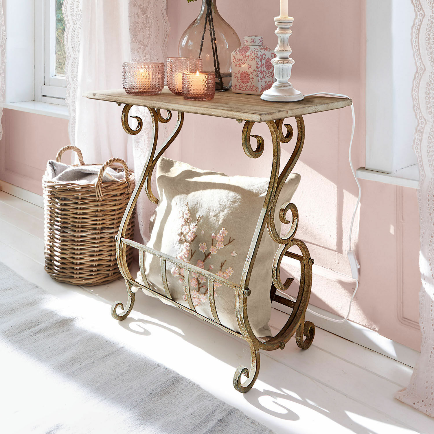 Console Ciattos Console vintage avec cadre en métal et plateau en bois, coussin et décorations dans une pièce lumineuse