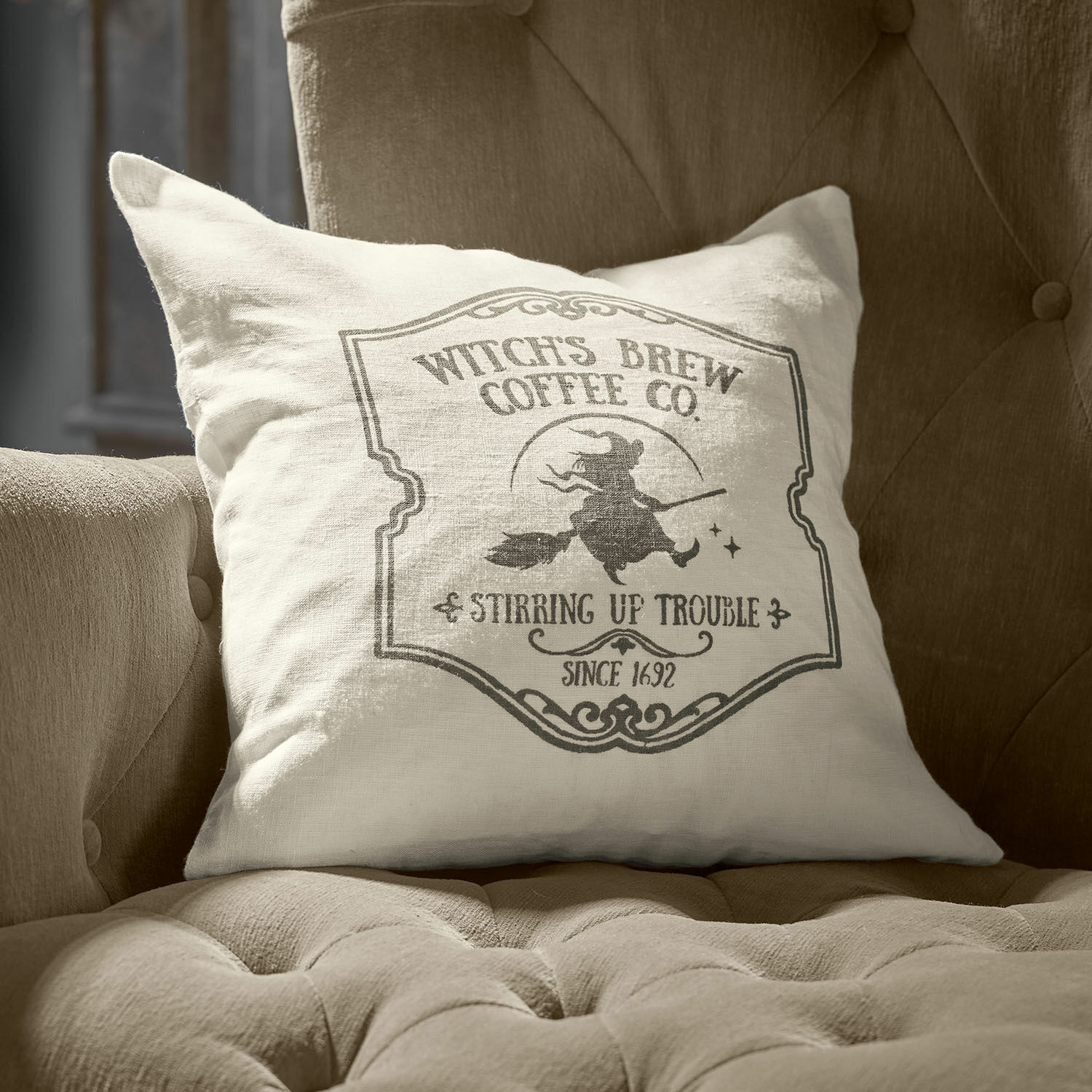 Housse de coussin Morivelle Coussin beige en lin avec impression sorcière sur balai, décoration intérieure cosy et vintage