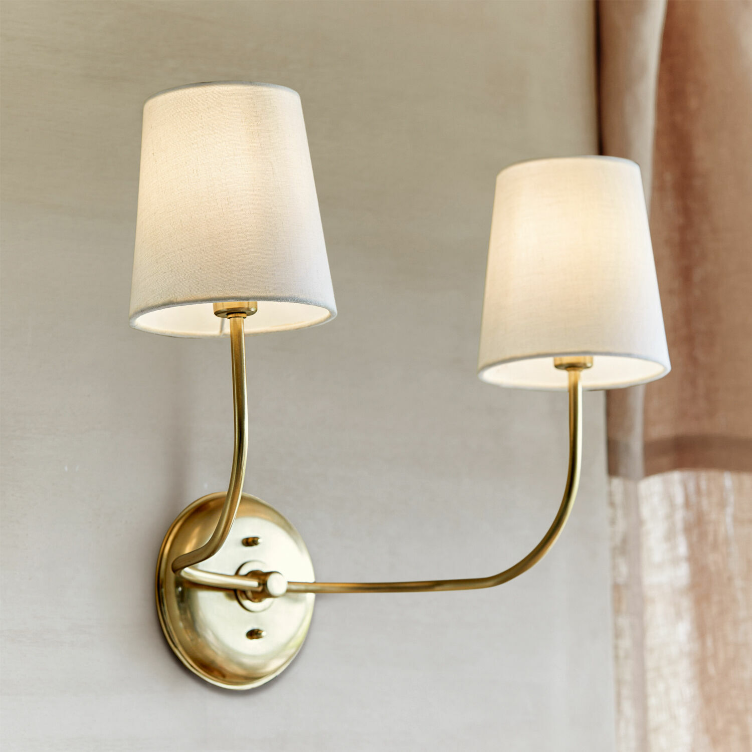 Applique murale double en laiton avec abat-jours en tissu crème pour éclairage intérieur élégant