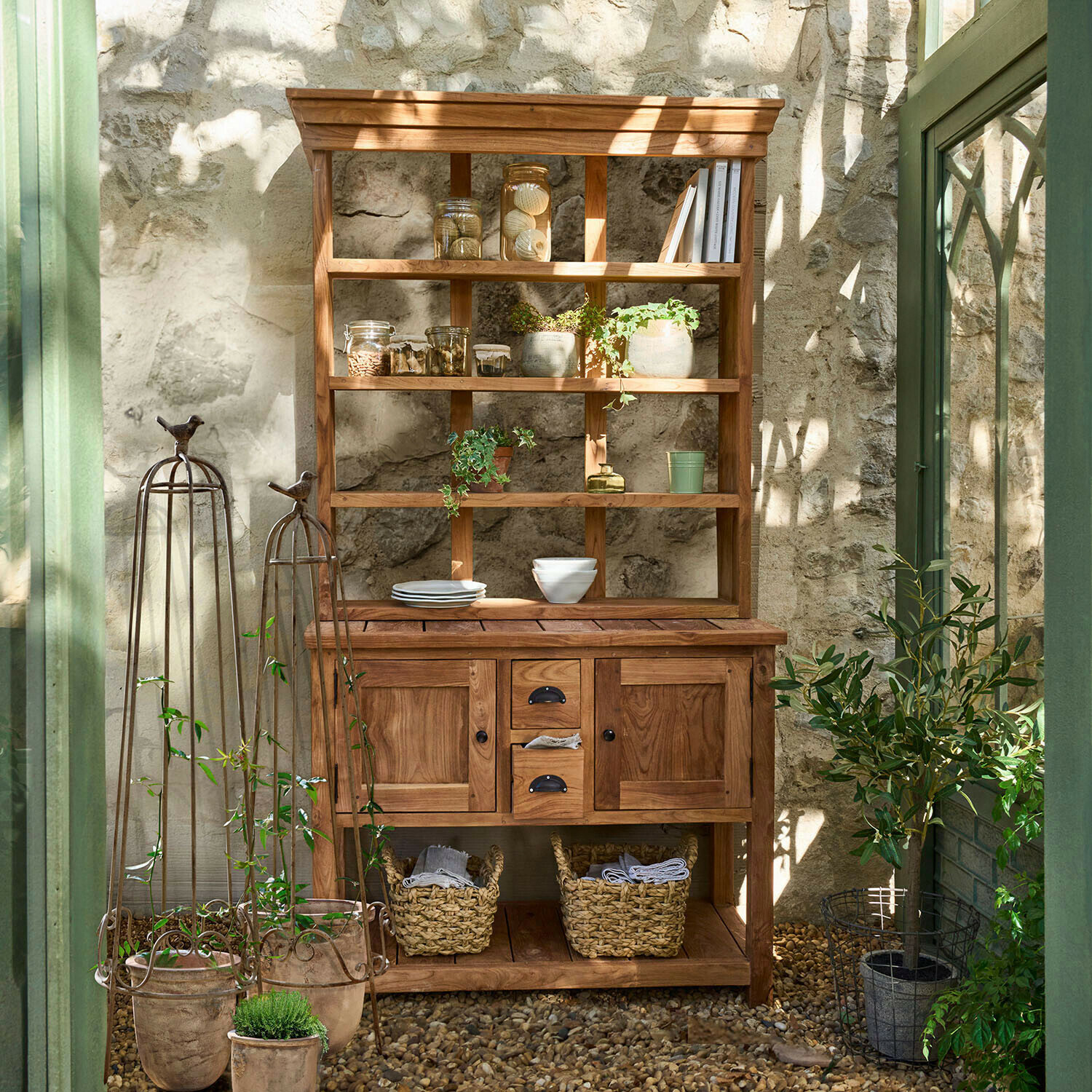 Buffet Ellamie Buffet en bois naturel avec étagères, tiroirs et décorations végétales dans un cadre lumineux
