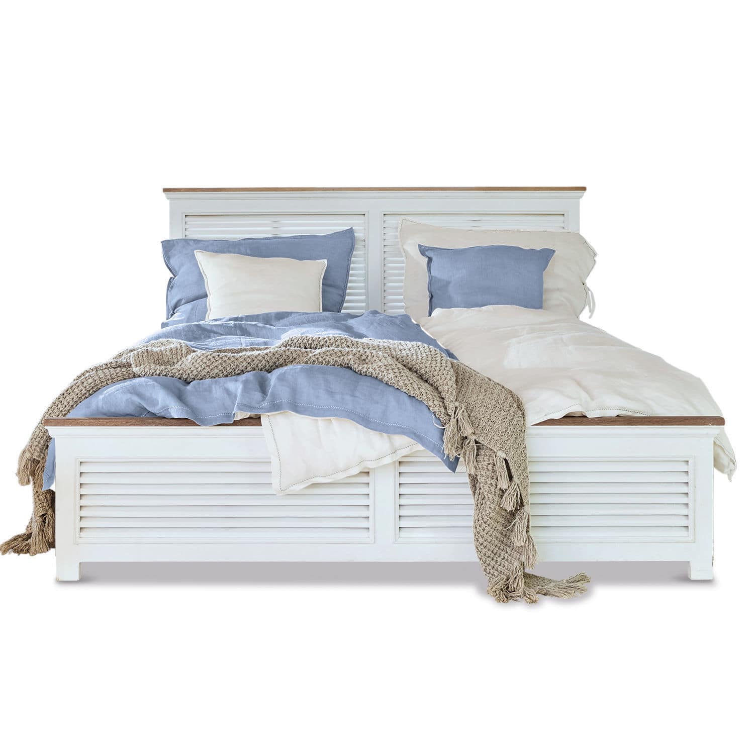 Lit Antje Lit en bois blanc avec linge de lit bleu et crème et plaid beige, style scandinave moderne
