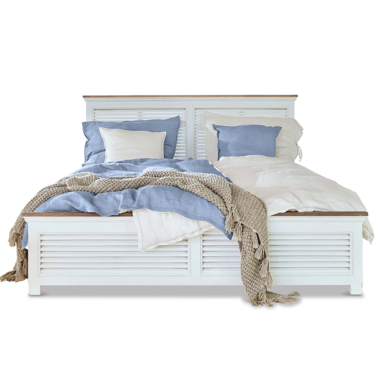 Lit Antje Lit en bois blanc avec linge de lit bleu et crème et plaid beige, style scandinave moderne
