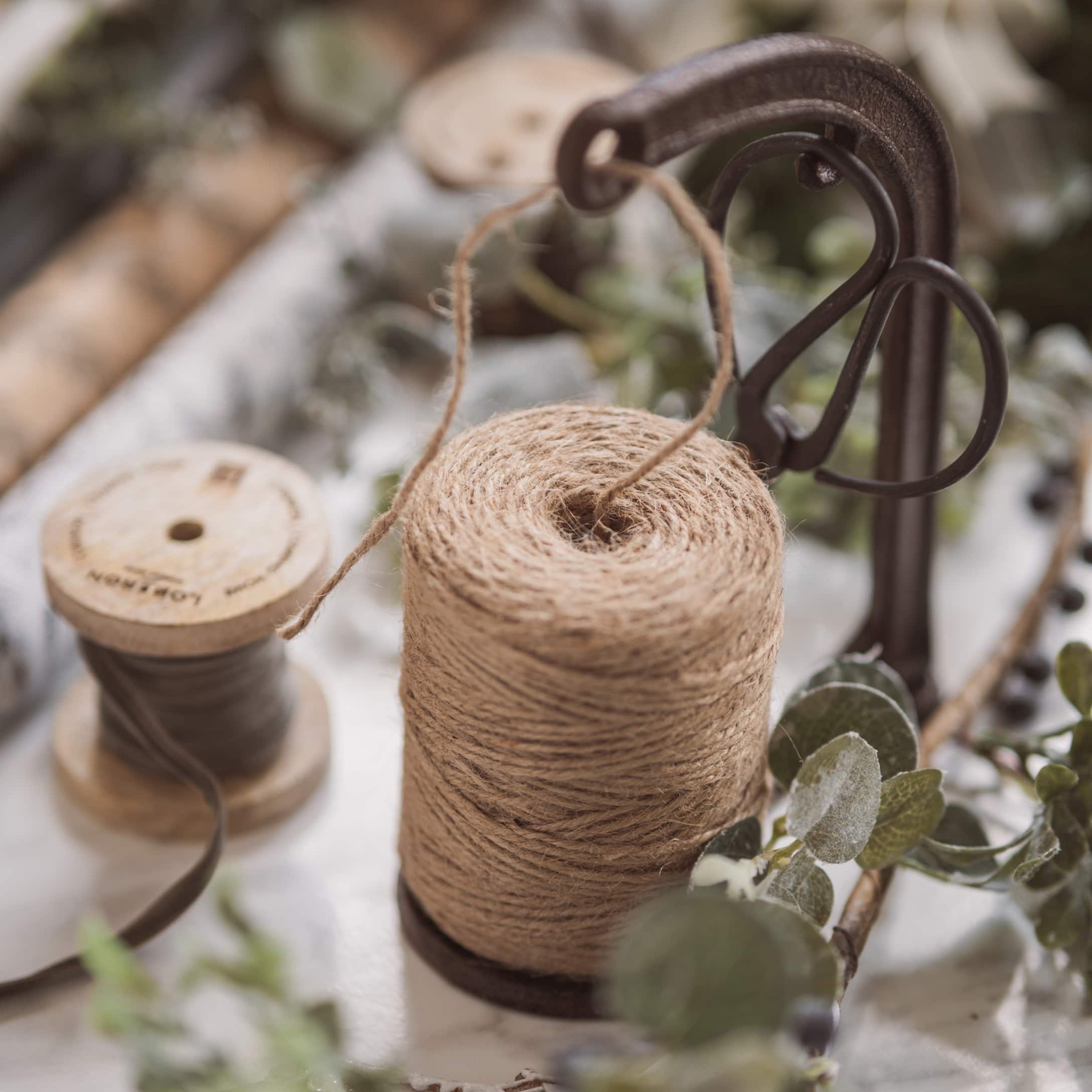 Bobine de corde en jute naturelle sur support métallique avec ciseaux pour décoration et artisanat