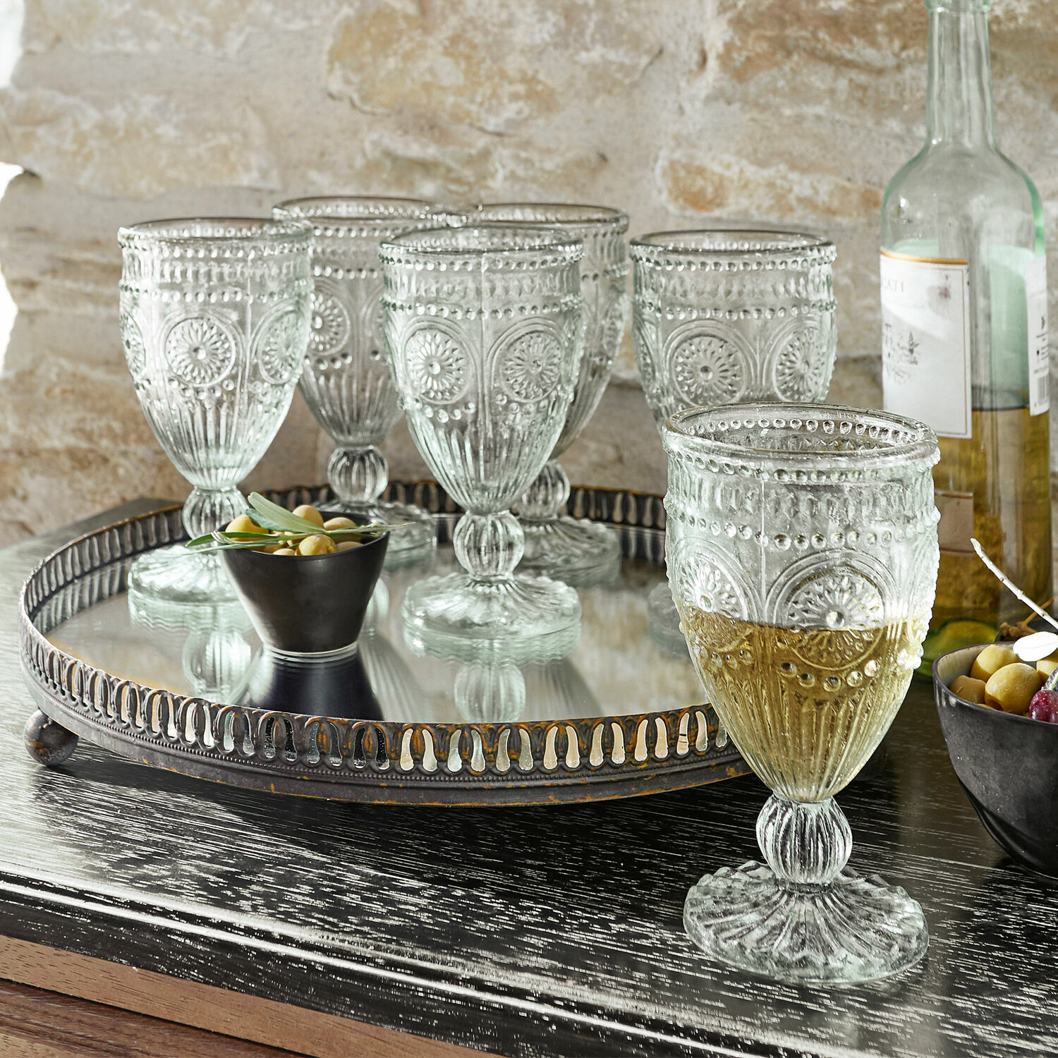 Lot de 6 verres Leatrice Ensemble de six verres en verre transparent orné sur un plateau miroir, style vintage élégant