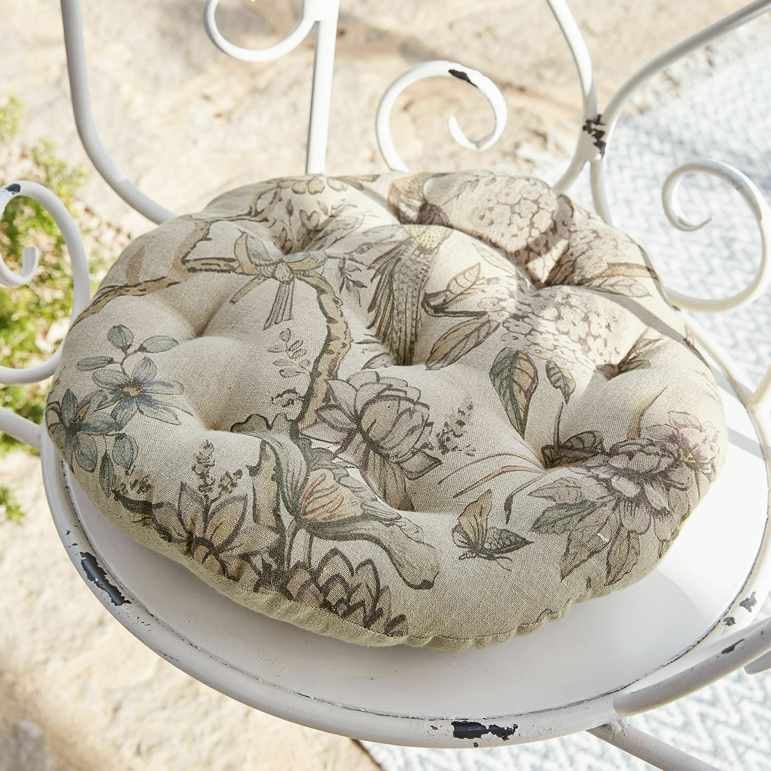 Coussin d’assise Kayla Coussin rond en coton beige avec motif floral et capitonnage pour chaise extérieure