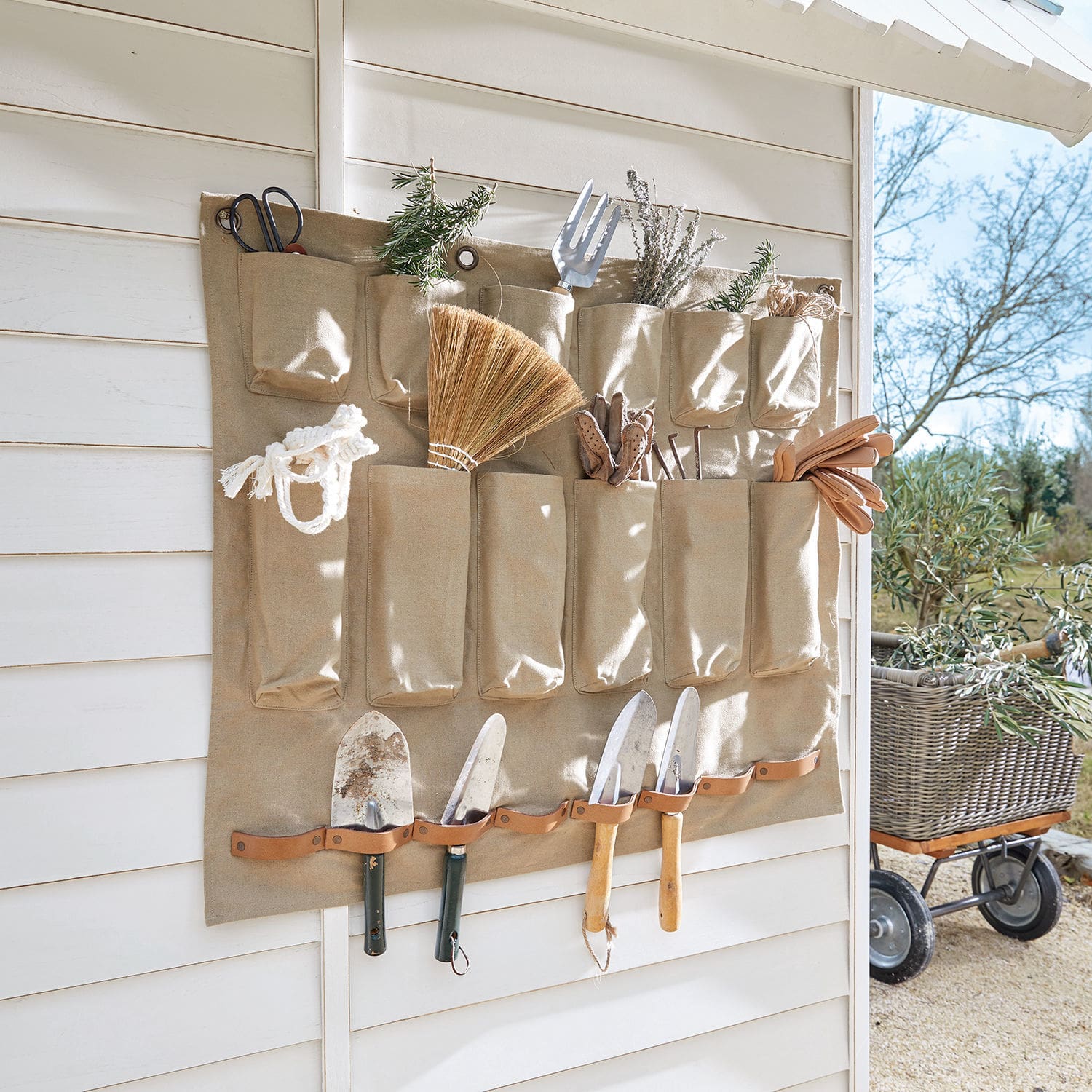 Organiseur mural Garda Organisateur mural beige en tissu avec poches et supports en cuir pour outils de jardinage