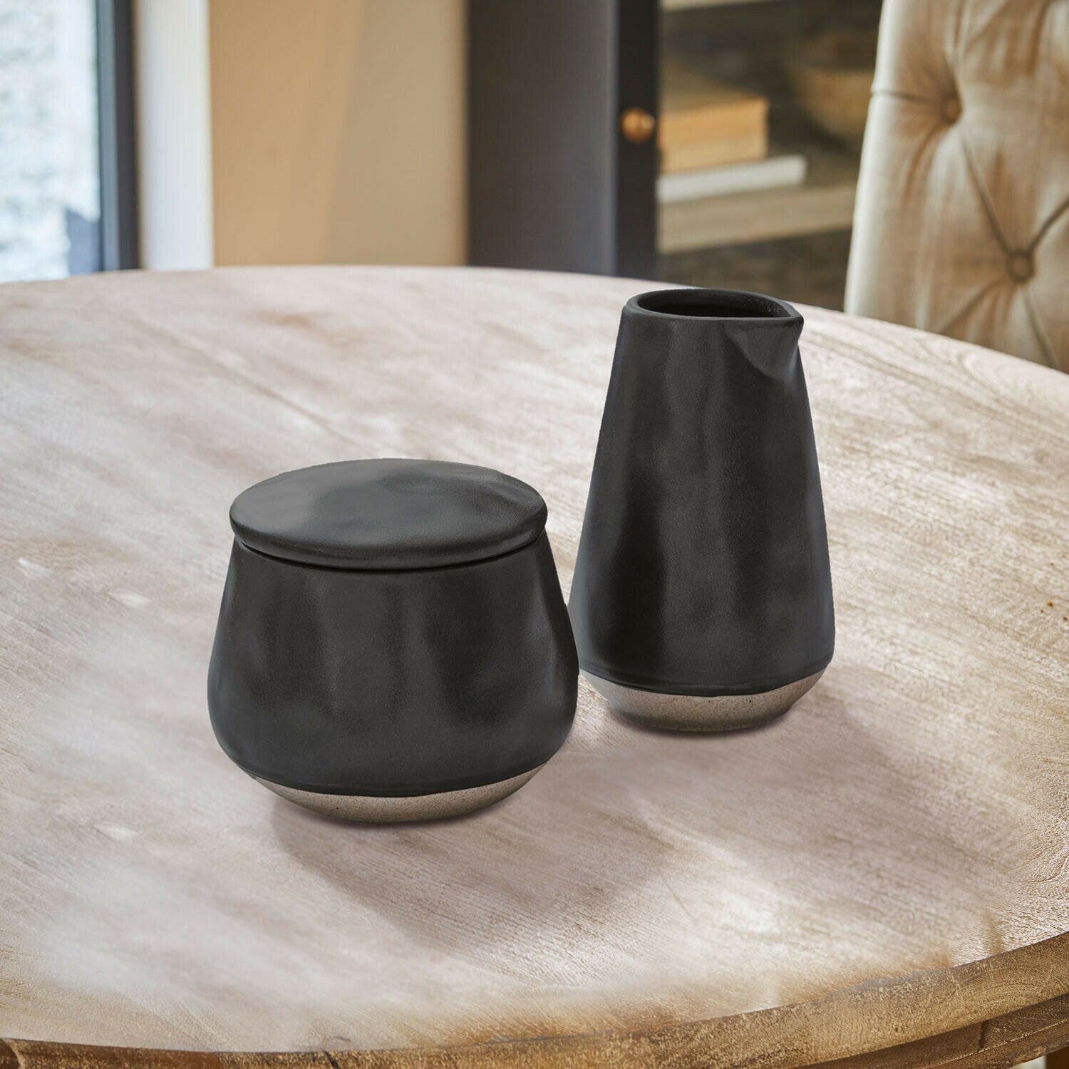 Sucrier et petit pot à lait Biarré Pichet et pot en céramique noire sur table en carreaux bleus et blancs, vaisselle moderne