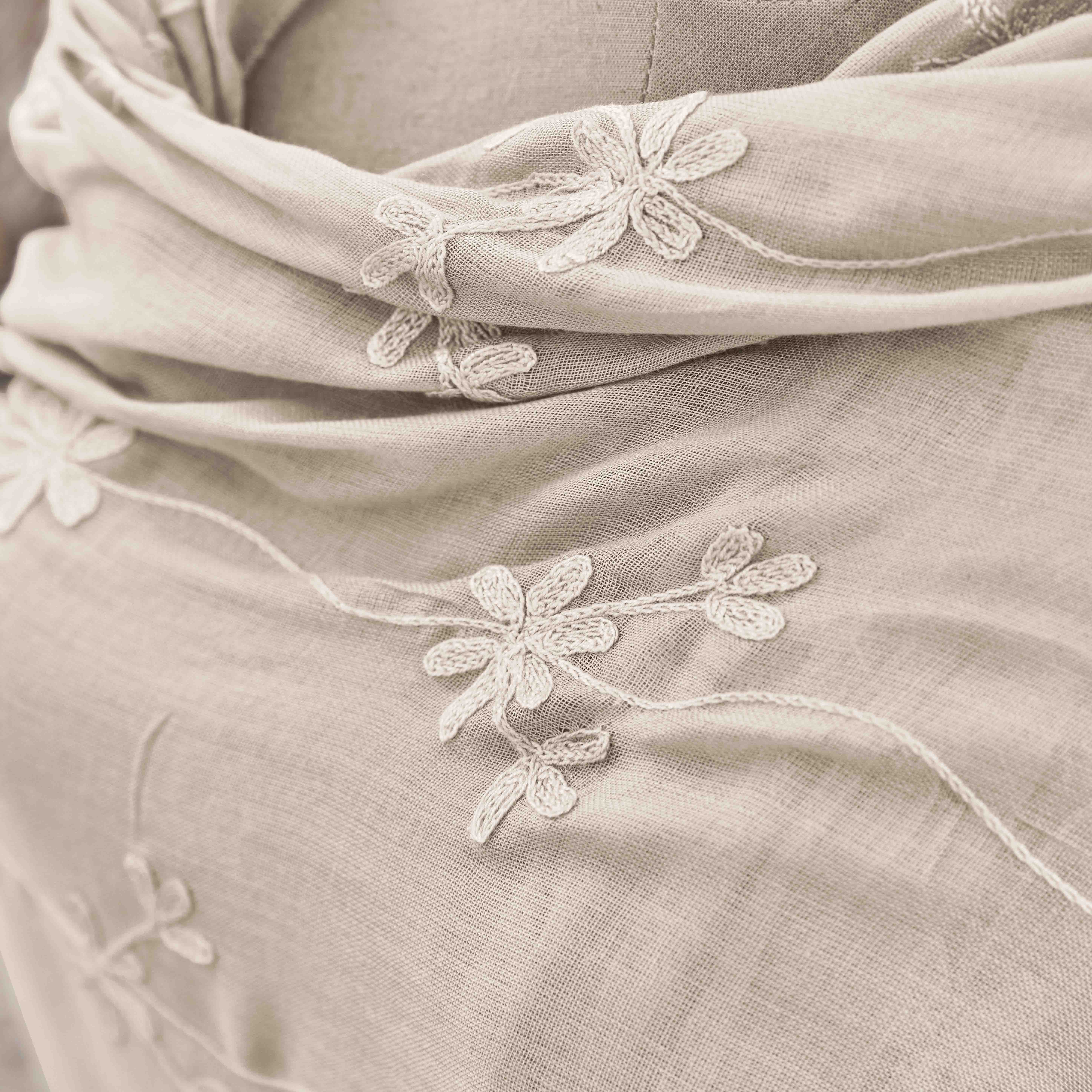 Tissu en lin beige avec broderie florale délicate, décoration textile élégante pour la maison