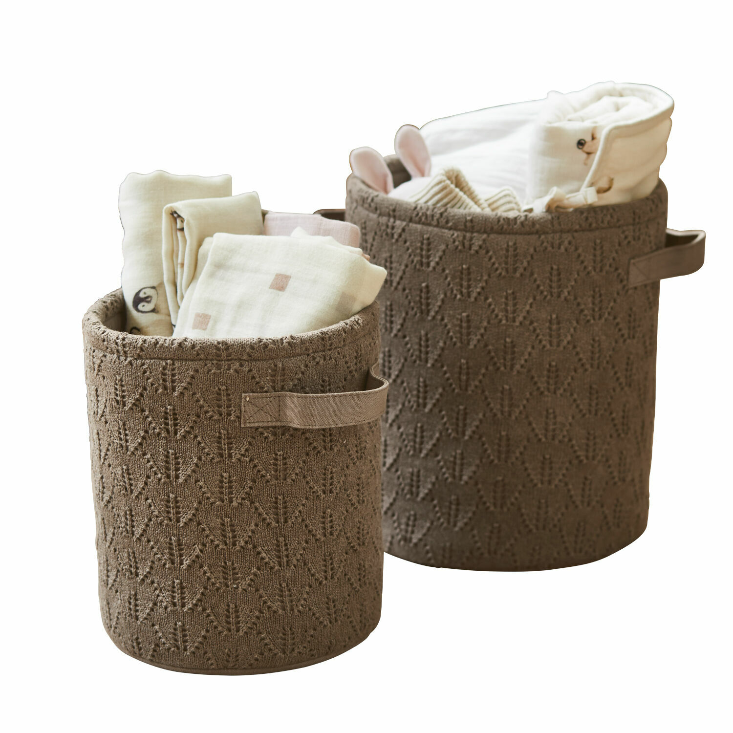 Lot de 2 paniers Ernival Paniers tricotés marron avec poignées, remplis de tissus clairs, rangement pratique pour la maison