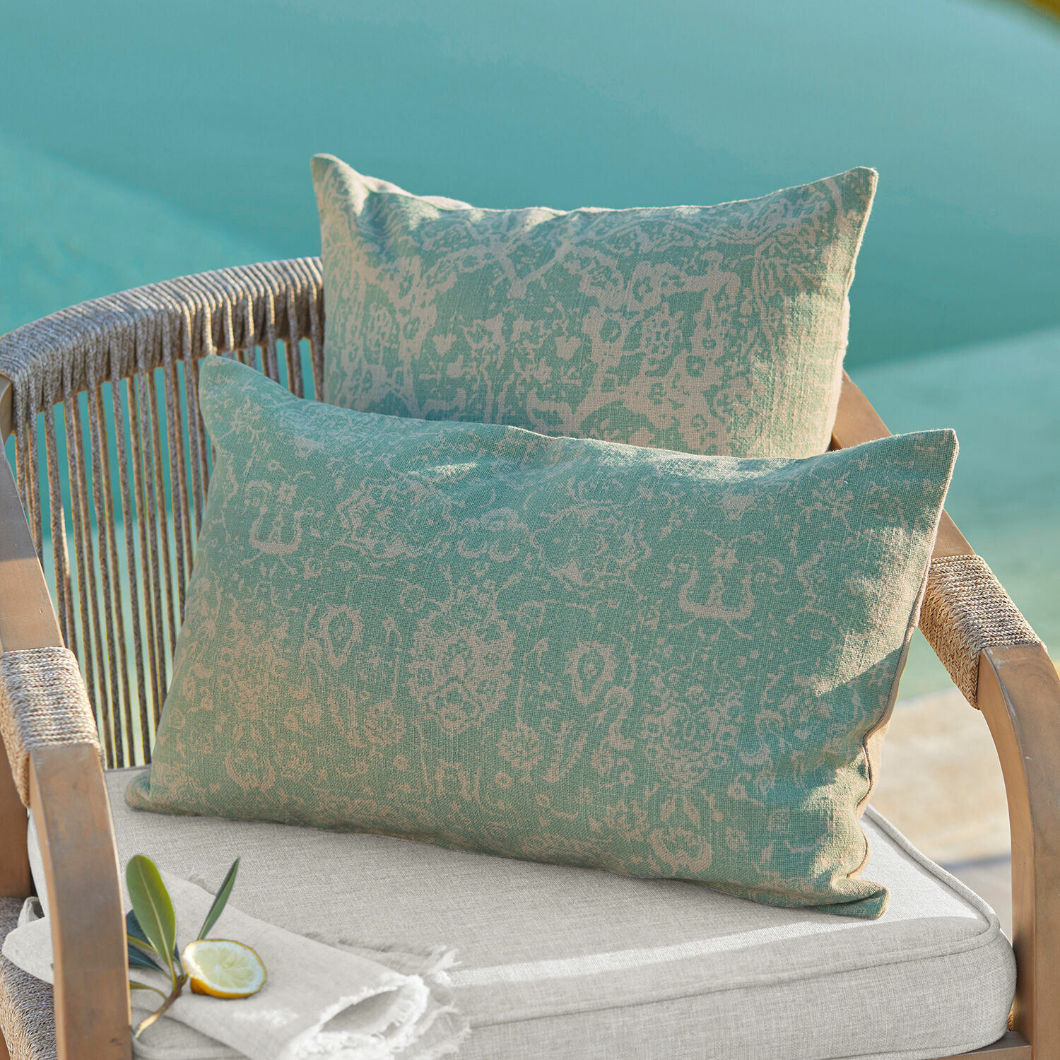 Lot de 2 housses de coussins Morwell Coussins décoratifs en coton vert et beige avec motif sur une chaise d'extérieur confortable
