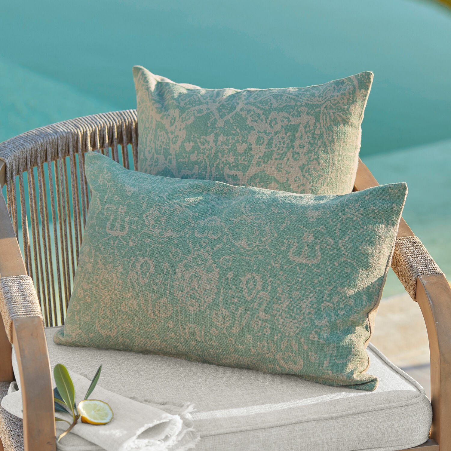 Lot de 2 housses de coussins Morwell Coussins décoratifs en coton vert et beige avec motif sur une chaise d'extérieur confortable