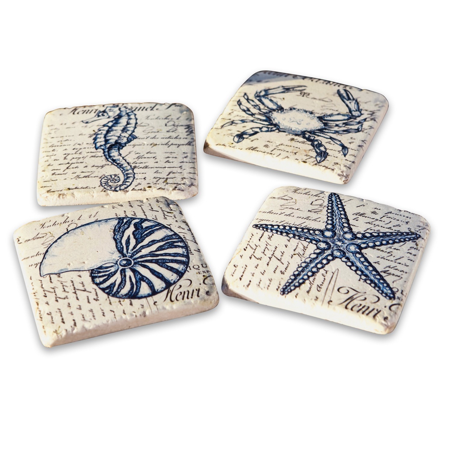 Lot de 4 dessous de verres Faune Marine Ensemble de quatre dessous de verre en céramique crème avec motifs marins bleus décoratifs