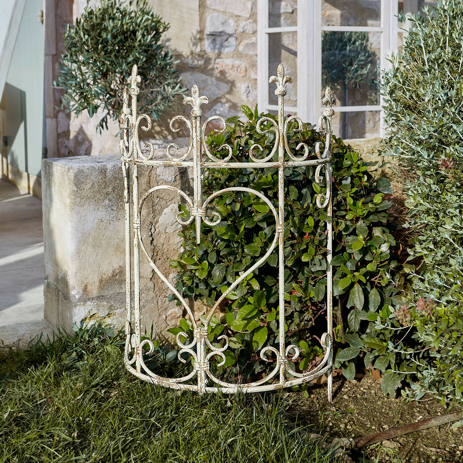 Treillis Bramwell Clôture de jardin en métal blanc avec motif cœur et décorations florales sur pelouse verte