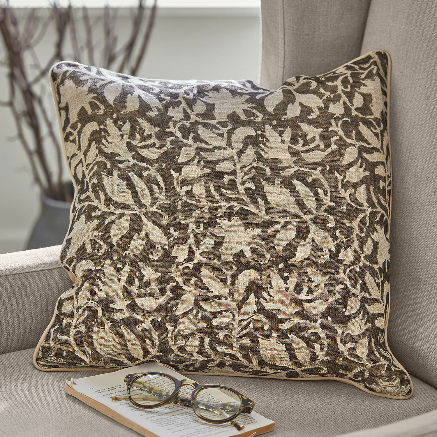 Lot de 2 housses de coussins Ziradayn Coussin décoratif en coton marron et beige avec motif végétal sur canapé gris avec lunettes et livre