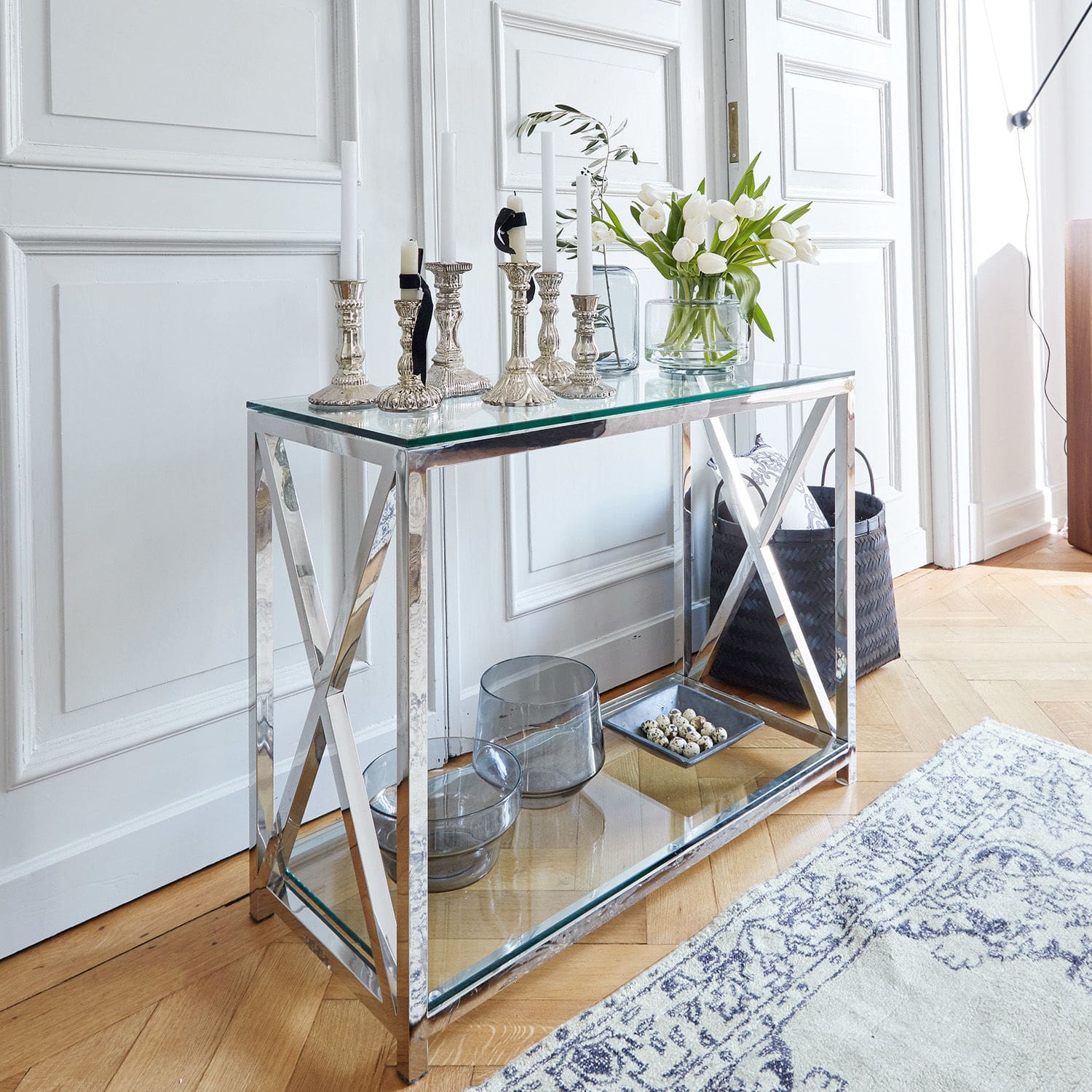 Console Dartford Console moderne en verre et acier chromé avec bougeoirs décoratifs et bouquet de fleurs blanches