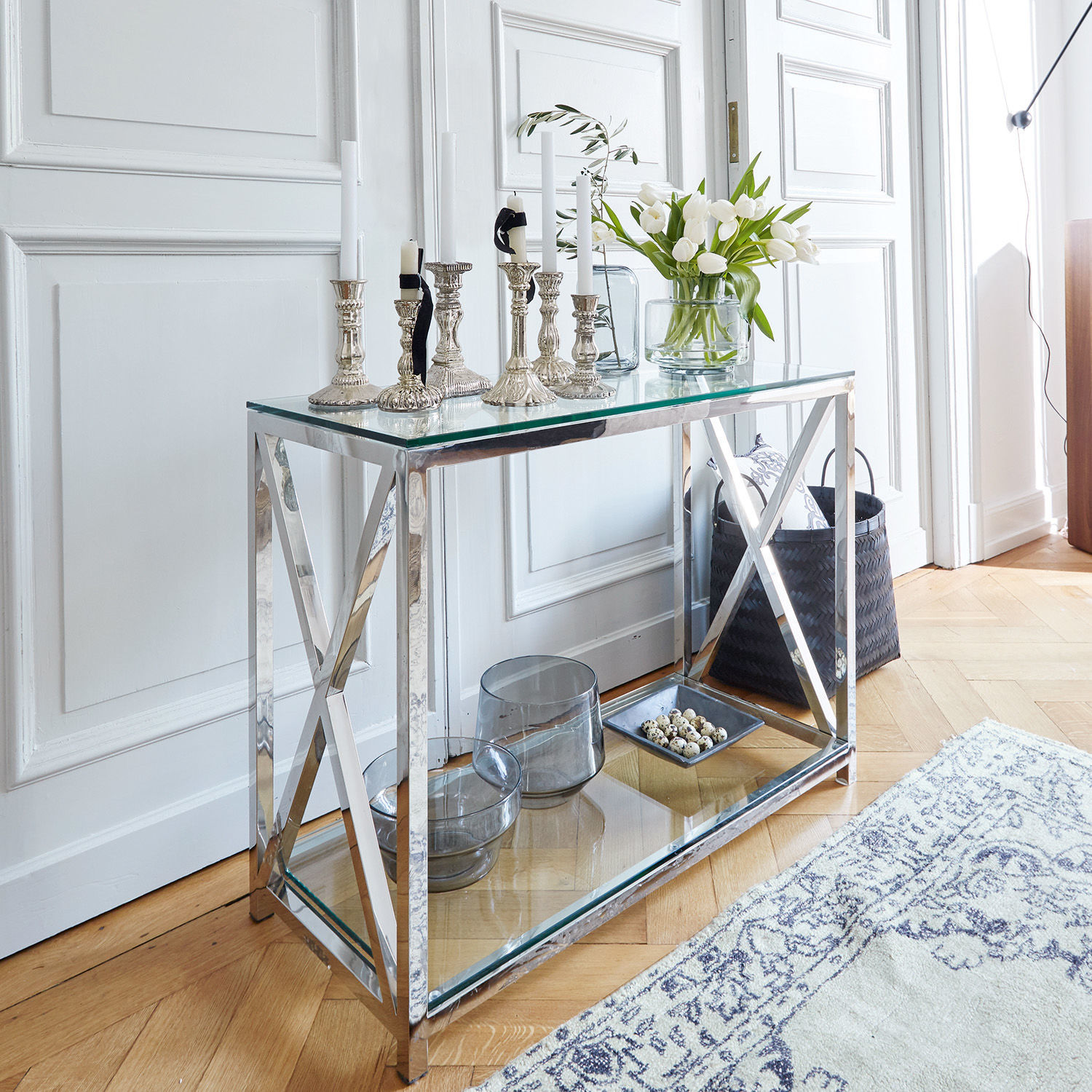 Console Dartford Console moderne en verre et acier chromé avec bougeoirs décoratifs et bouquet de fleurs blanches
