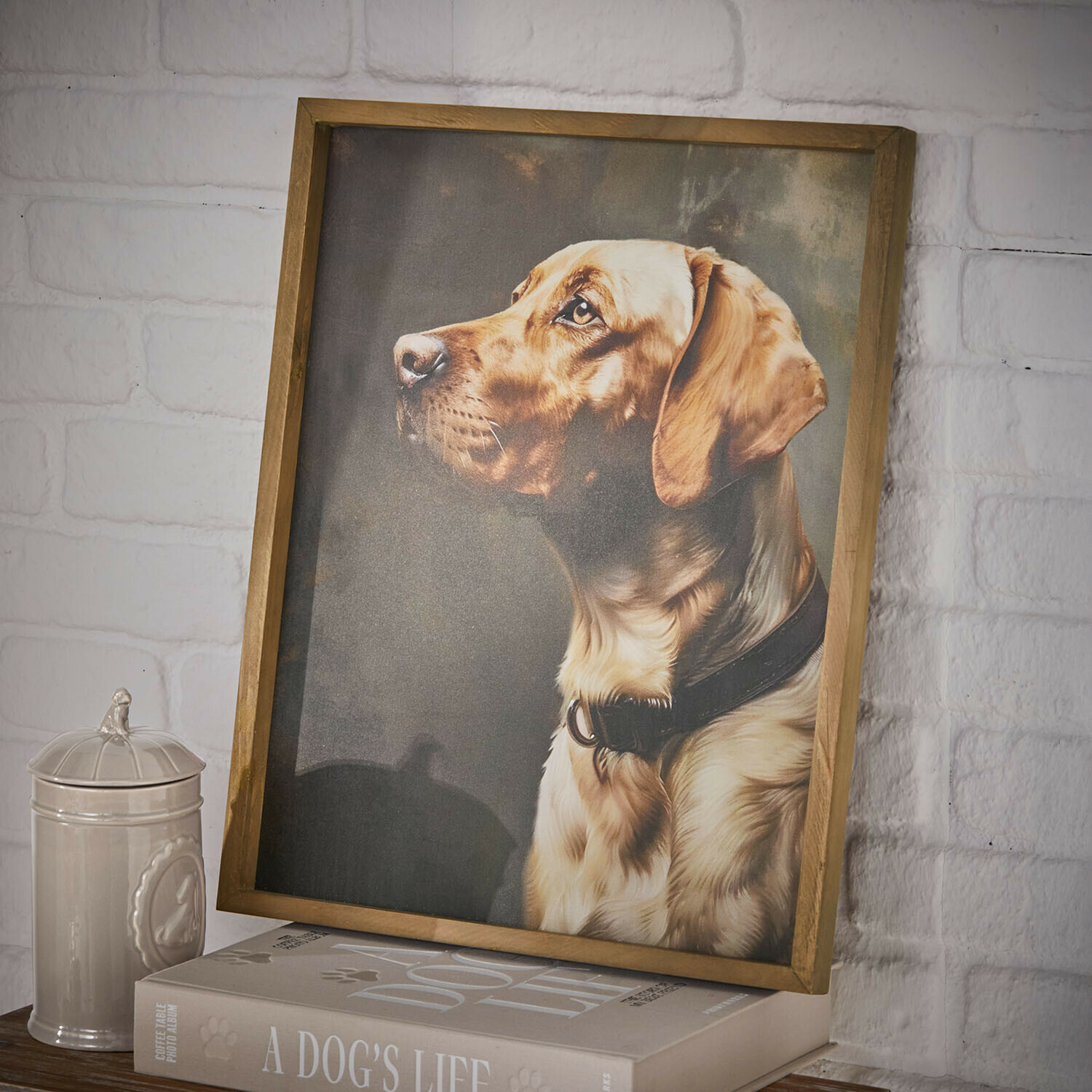 Tableau Purrana Tableau de chien dans un cadre en bois posé sur un livre A Dog's Life, décoration murale avec motif animalier