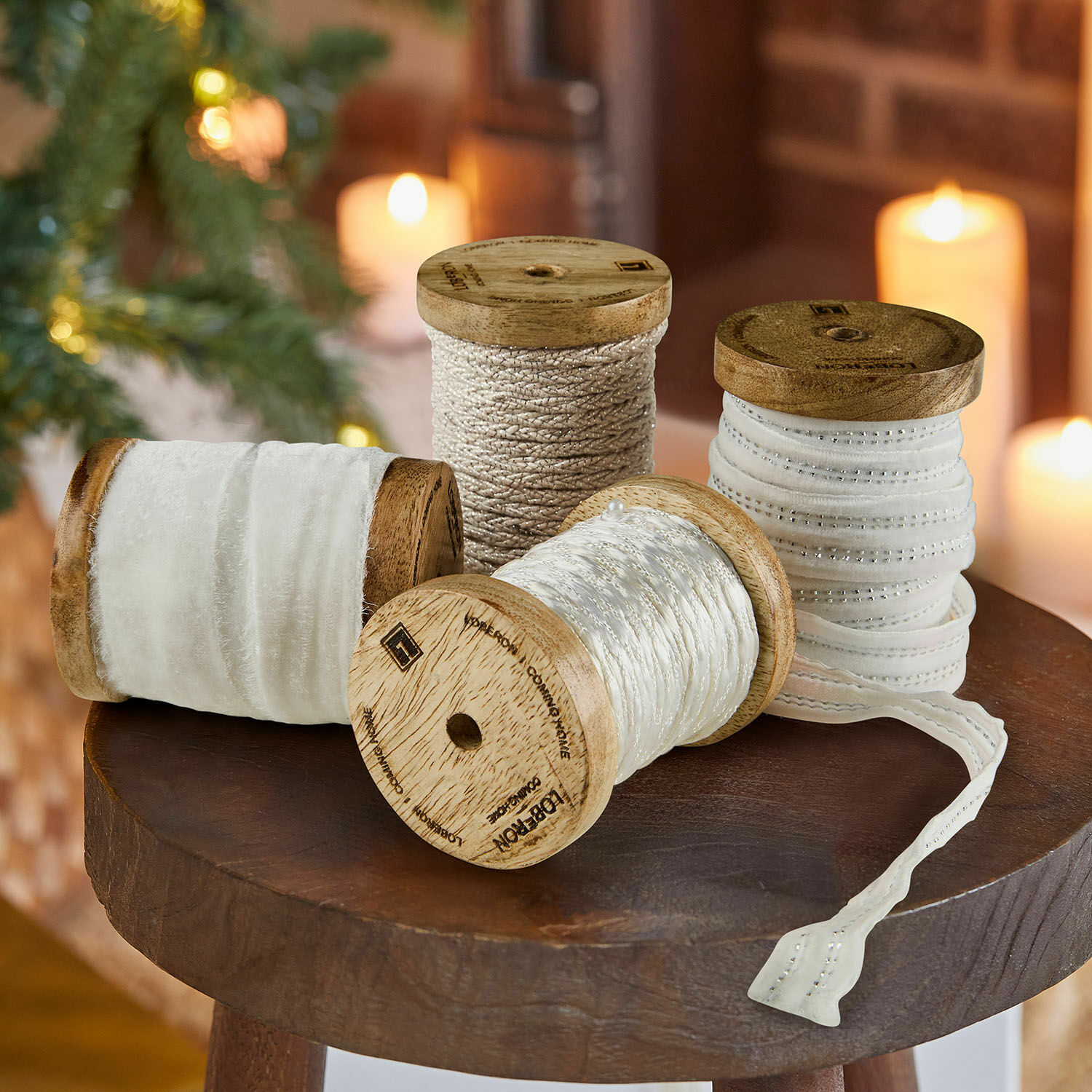 Lot de 4 bobines de ruban Arceno Ensemble de rubans décoratifs blancs sur bobines en bois pour décorations festives