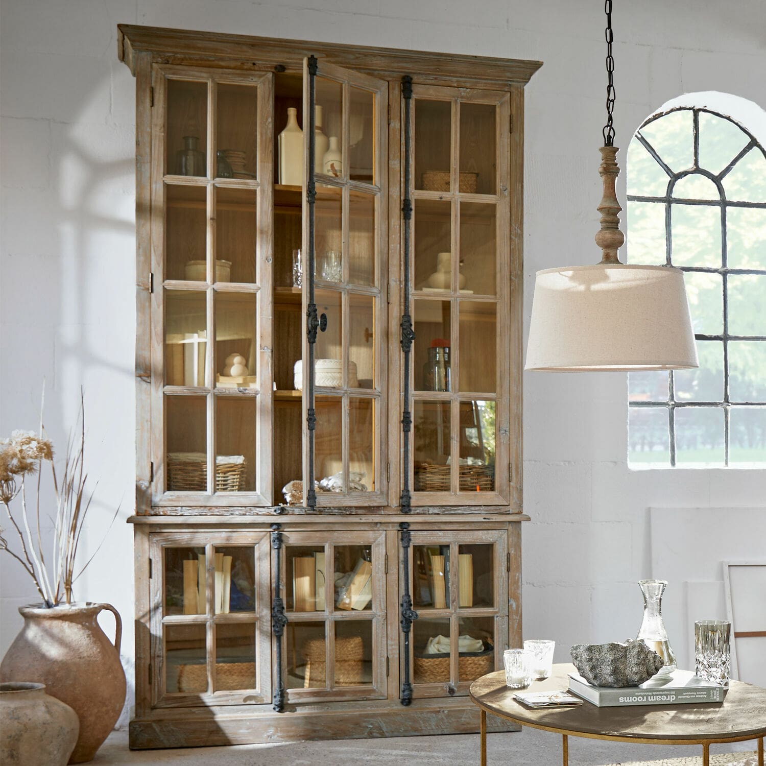 Vitrine Mamirolle Vitrine rustique en bois naturel avec portes vitrées, idéale pour le salon lumineux
