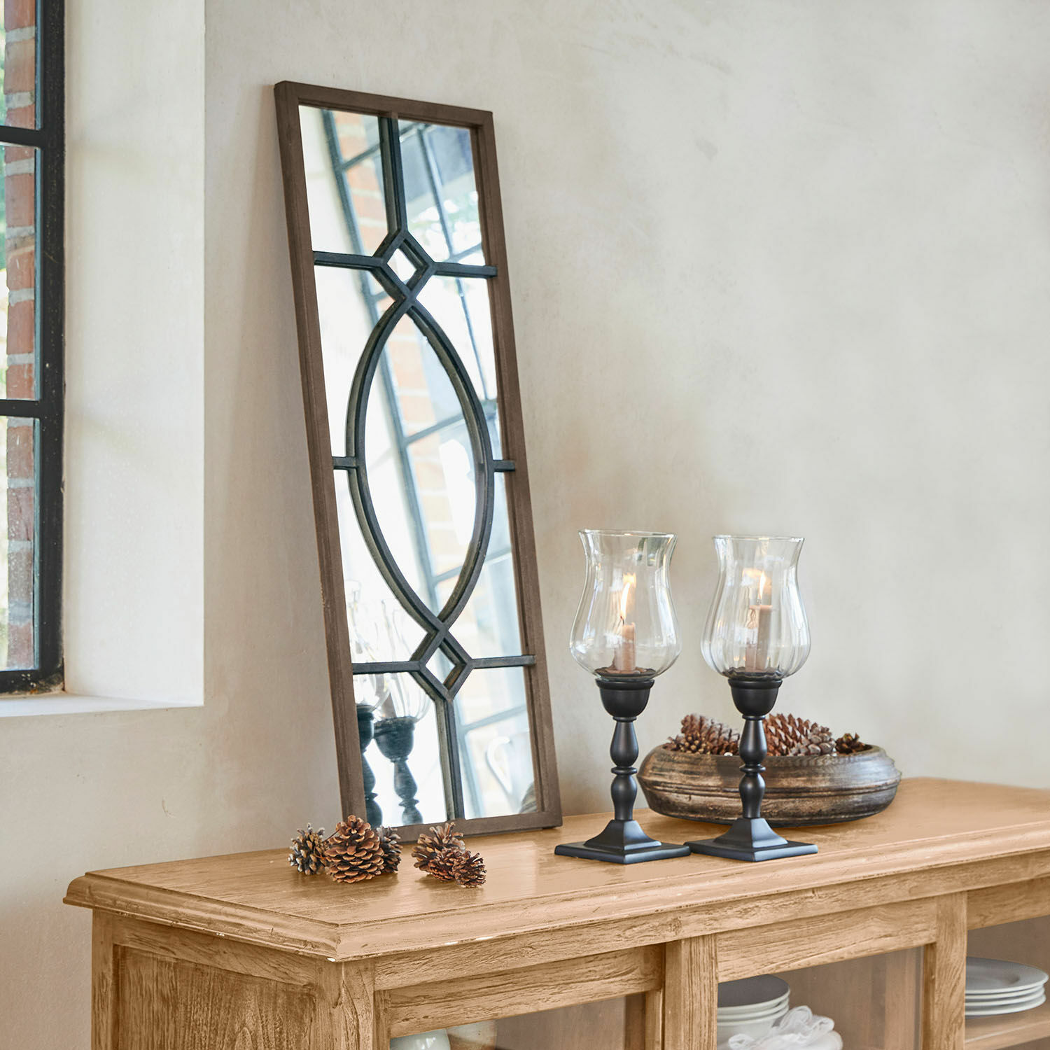 Miroir Millery Console en bois avec miroir encadré et deux bougeoirs en verre et métal pour décoration intérieure