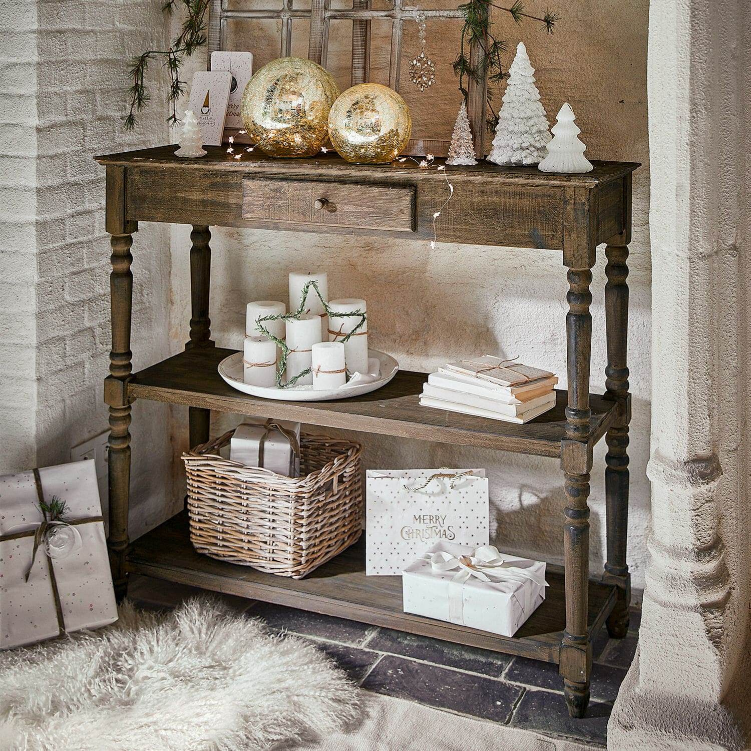 Console Roubaix Console rustique en bois avec tiroir et décorations de Noël naturelles dans des tons neutres