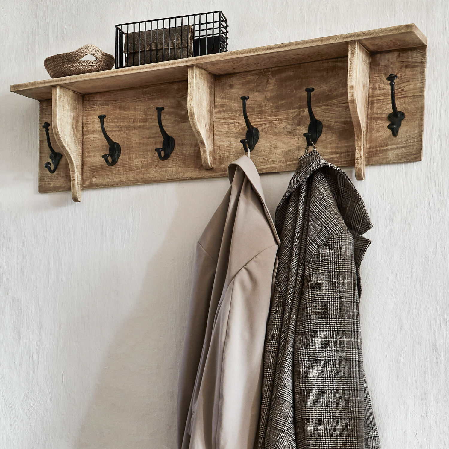 Portemanteau Boetica Porte-manteau mural en bois naturel avec crochets métalliques noirs et étagère supérieure