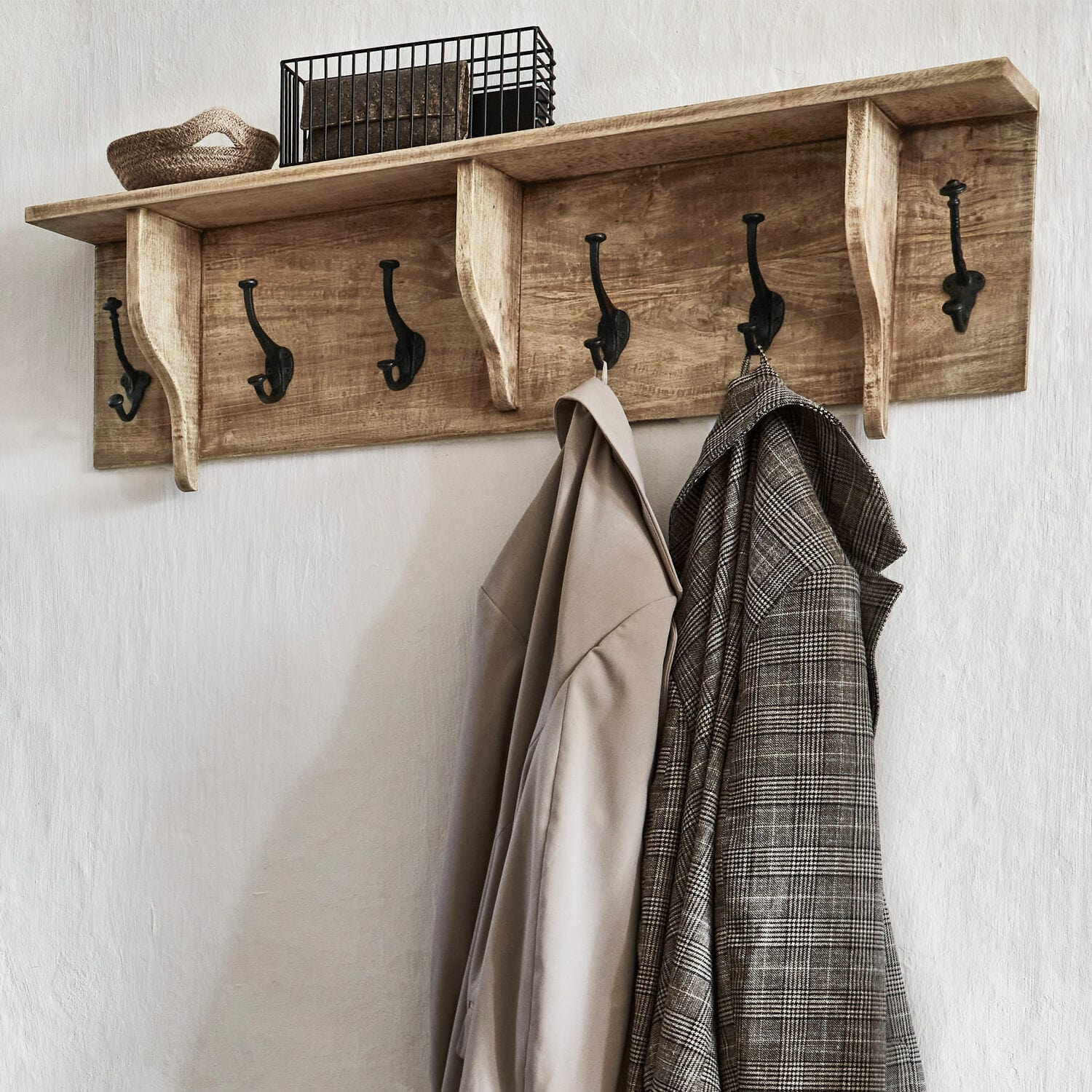 Portemanteau Boetica Porte-manteau mural en bois naturel avec crochets métalliques noirs et étagère supérieure