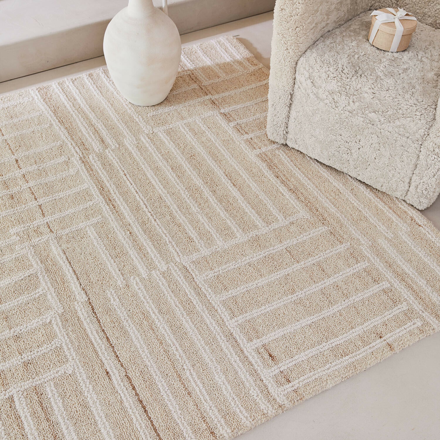 Tapis Nouriya Tapis beige à motif géométrique en matériau doux, parfait pour un intérieur moderne