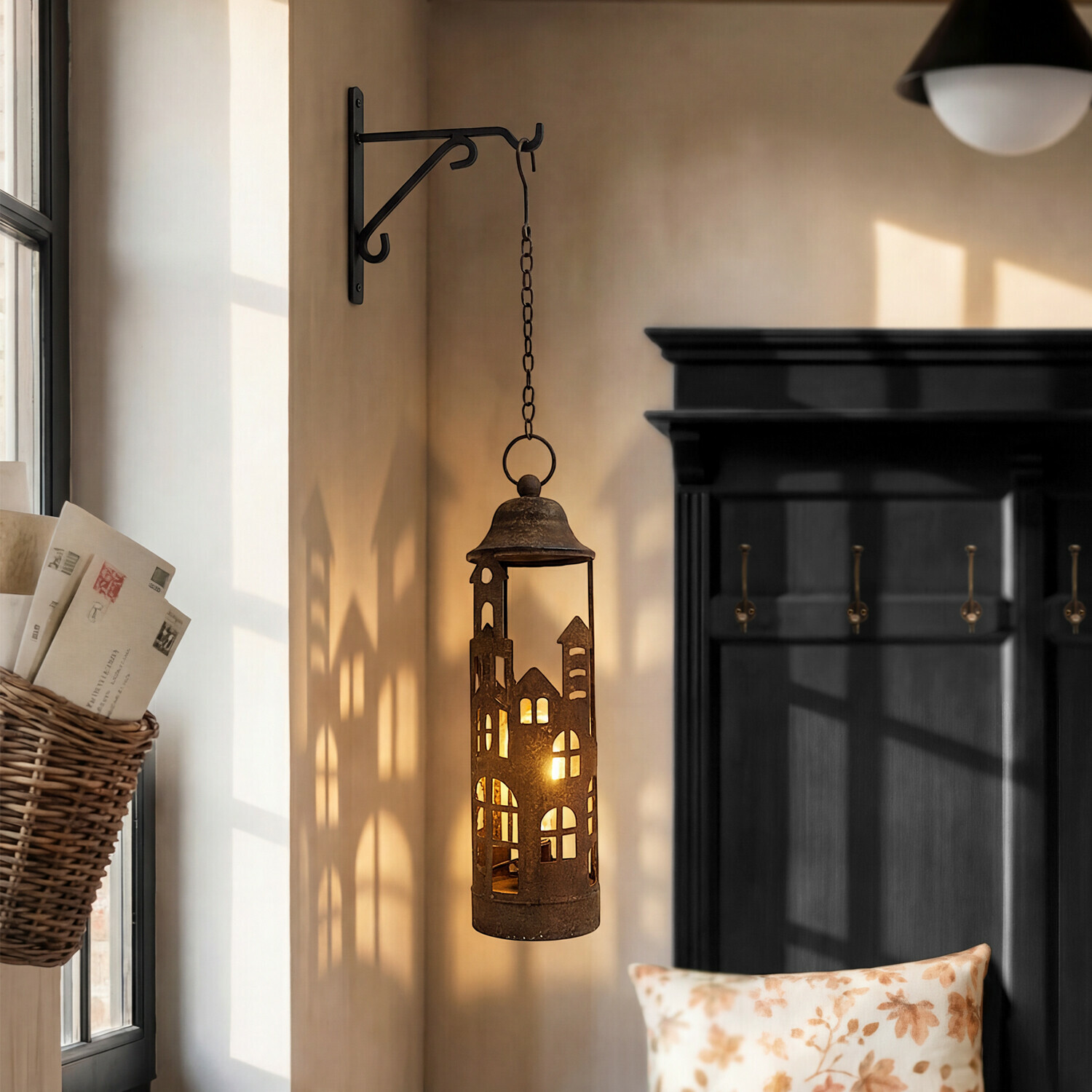 Lanterne LED en fer Vessper Lanterne suspendue en métal rouillé en forme de maisons avec lumière chaude, décoration intérieure rustique