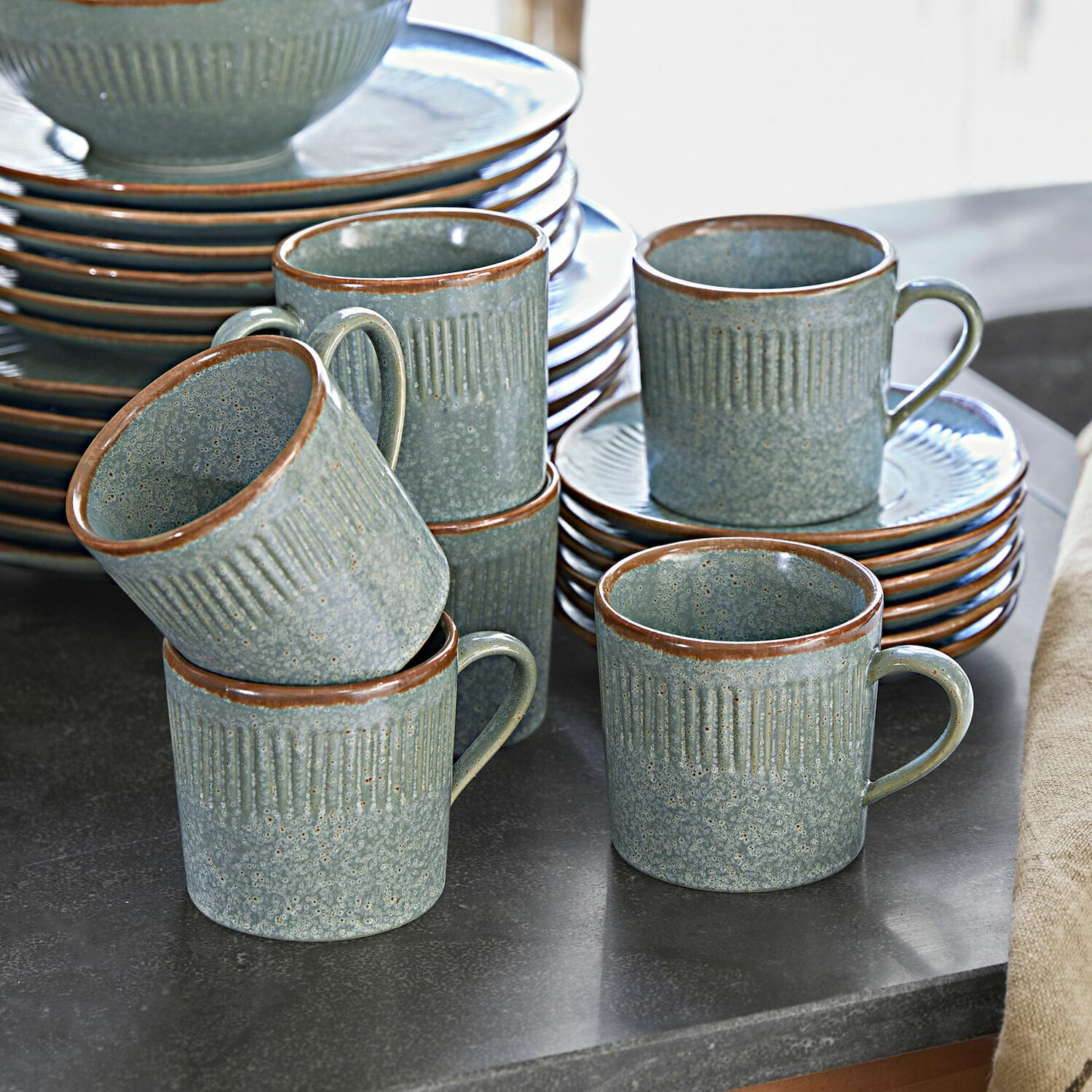 Lot de 6 tasses avec soucoupes Périers Ensemble de tasses et assiettes en céramique vertes avec bord brun sur un plan de travail de cuisine