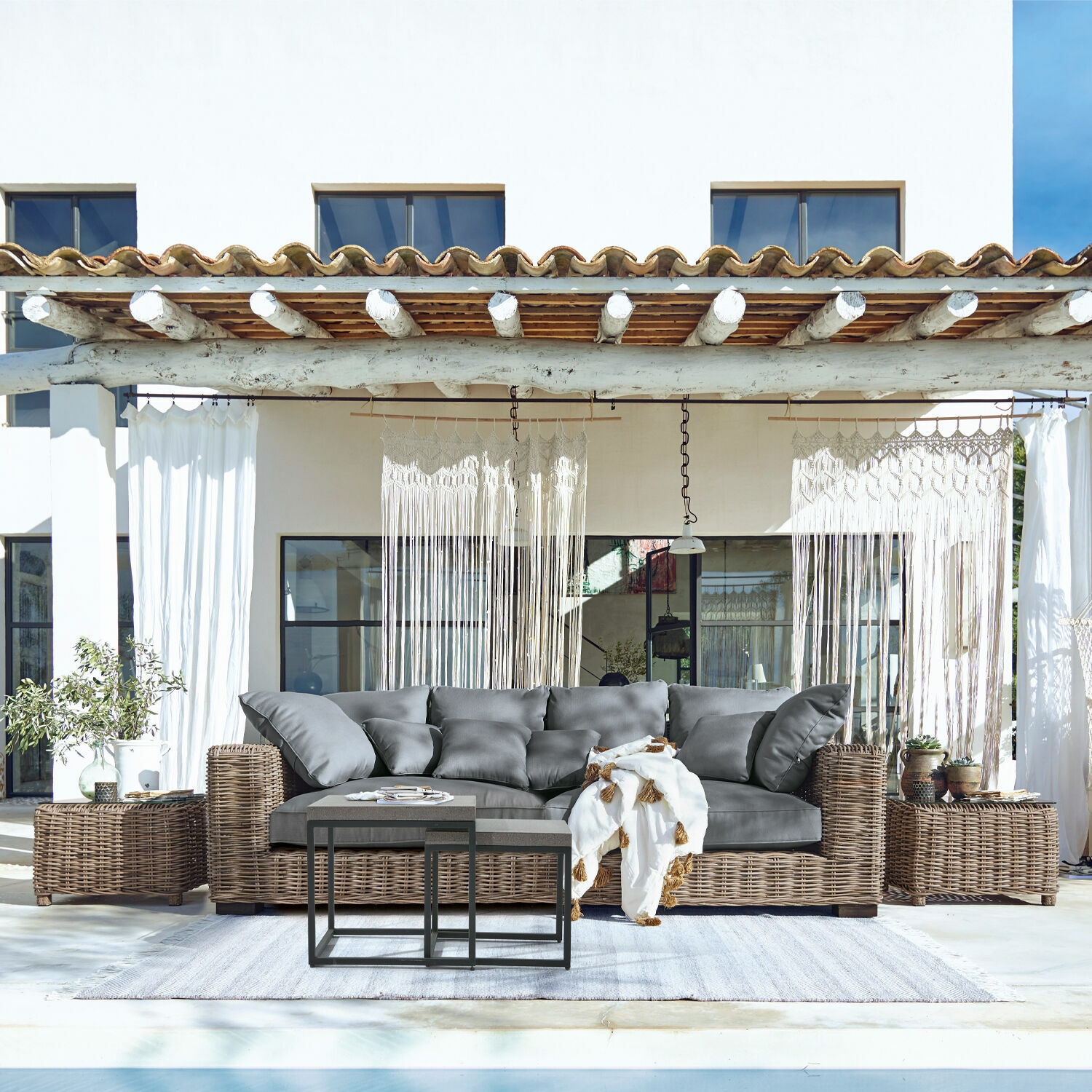 Canapé Rimini Canapé en rotin avec coussins gris et tables basses en métal, mobilier d'extérieur près de la piscine