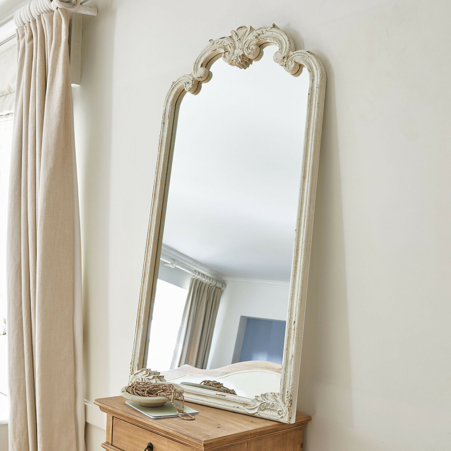 Miroir Vitré-sur-Rhone Miroir sur pied avec cadre en bois blanc vieilli orné, style classique vintage pour décoration intérieure