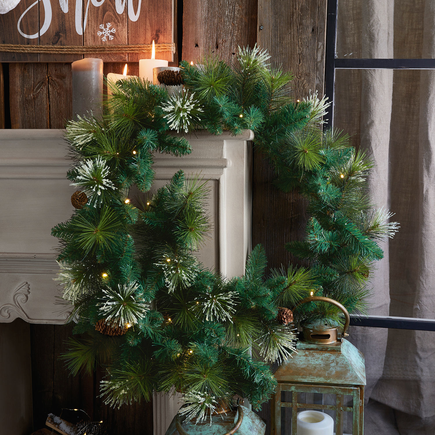Guirlande LED Derval Couronne de Noël verte avec branches de pin, pommes de pin et lumières LED pour décoration festive