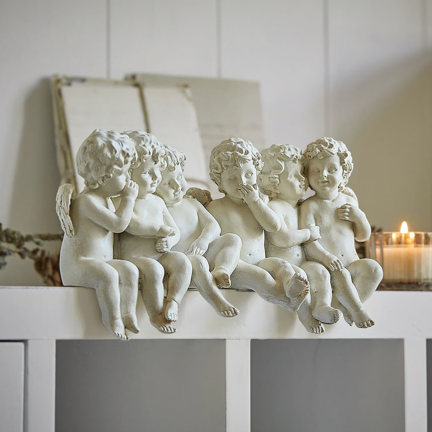 Figurines d'anges blanches en résine assises sur une étagère, décoration intérieure élégante