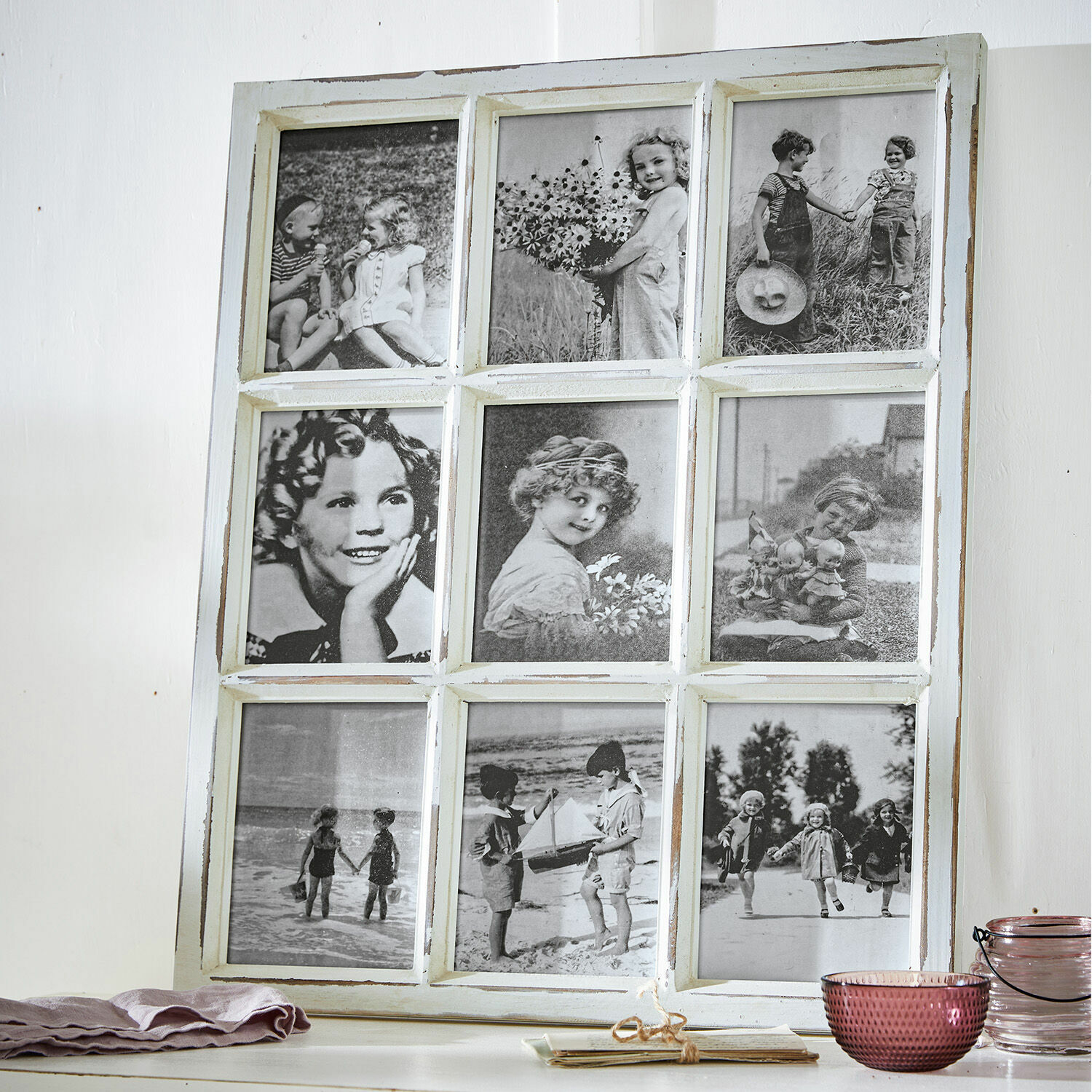 Cadre-photos Vira Cadre en bois blanc avec neuf photos noir et blanc d'enfants vintage posé sur une table