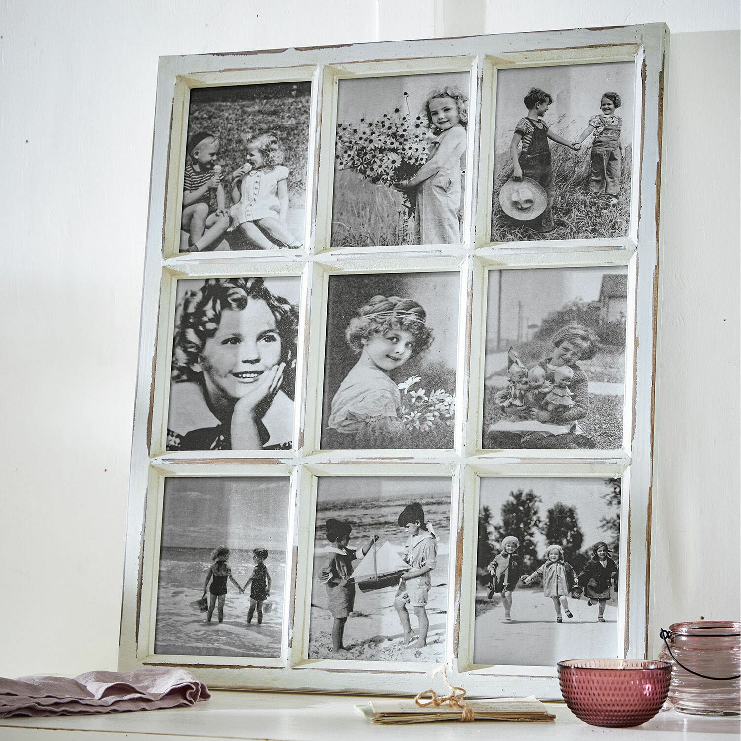 Cadre-photos Vira Cadre en bois blanc avec neuf photos noir et blanc d'enfants vintage posé sur une table