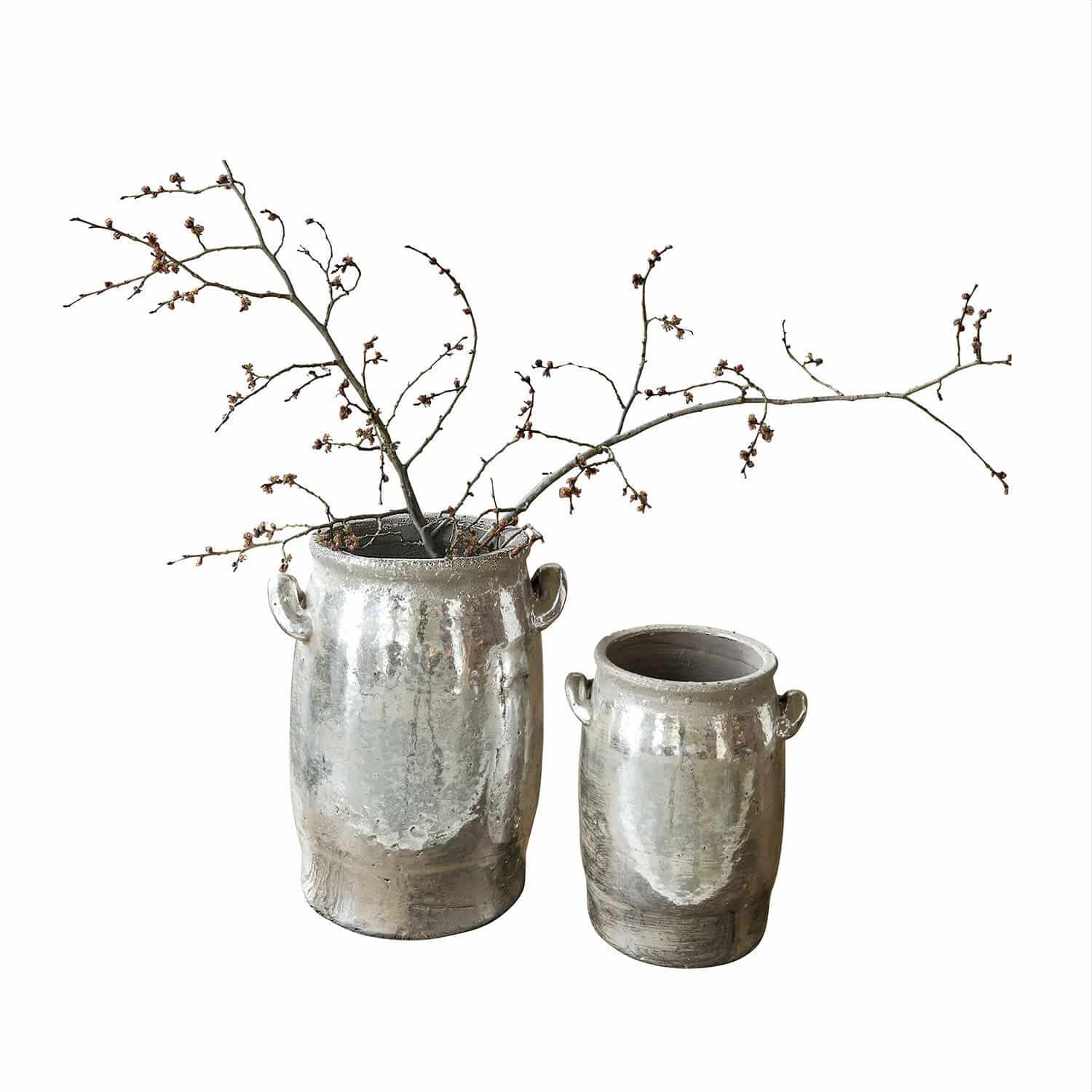 Lot de 2 vases Eleganteque Deux vases en céramique argentée avec anses, l’un avec une branche, décoration intérieure