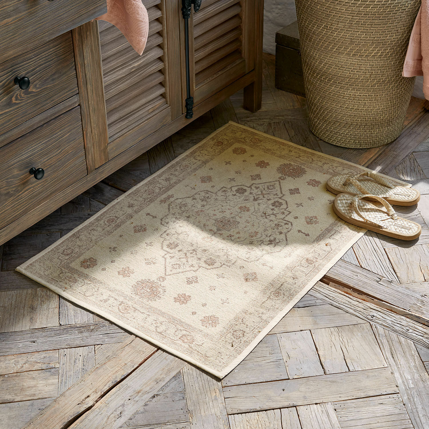 Tapis de bain Selorin Tapis beige à motif délicat sur parquet en bois, décoration intérieure et confort