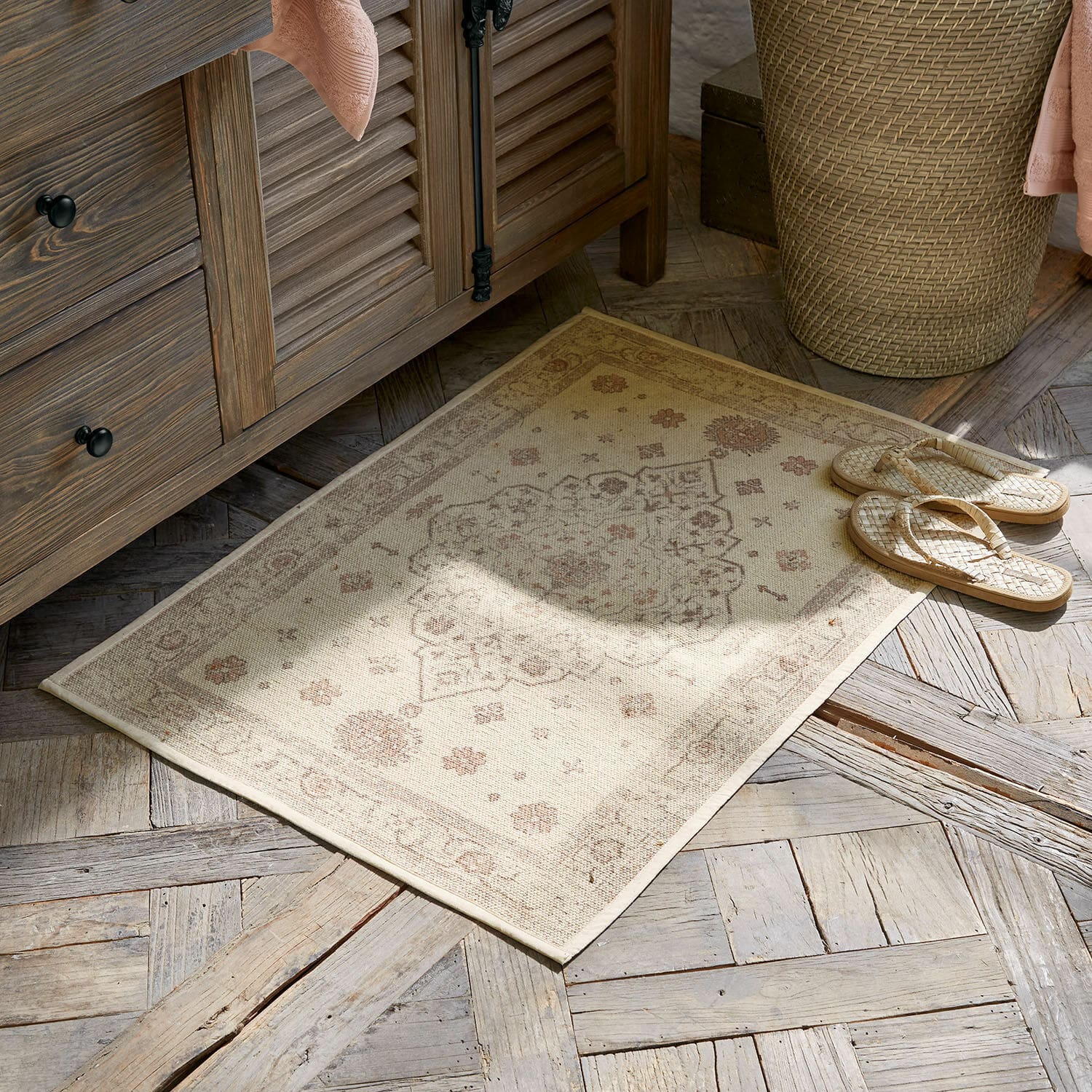Tapis de bain Selorin Tapis beige à motif délicat sur parquet en bois, décoration intérieure et confort