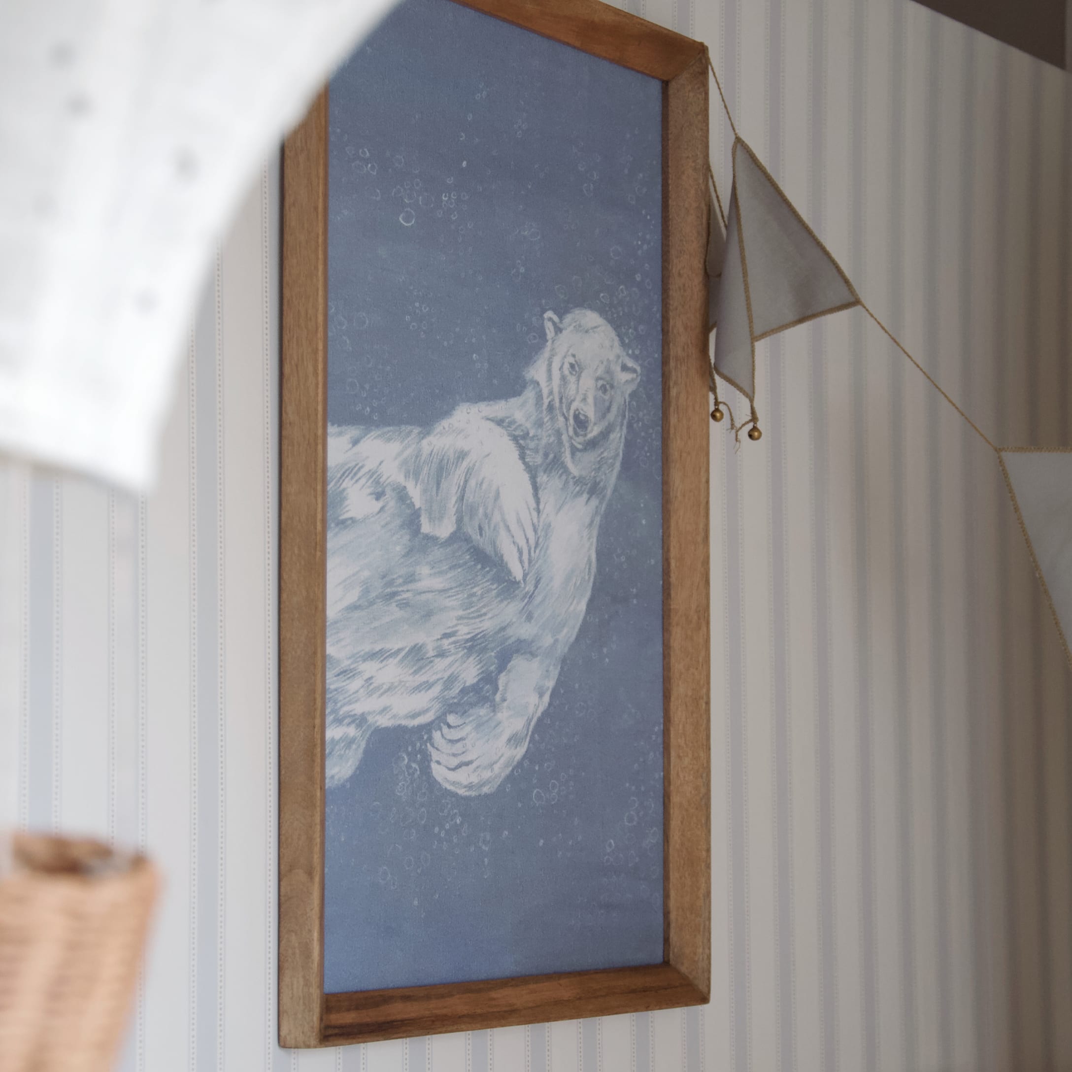 Tableau avec un ours blanc sur fond bleu encadré en bois, décoration murale pour chambre d'enfant