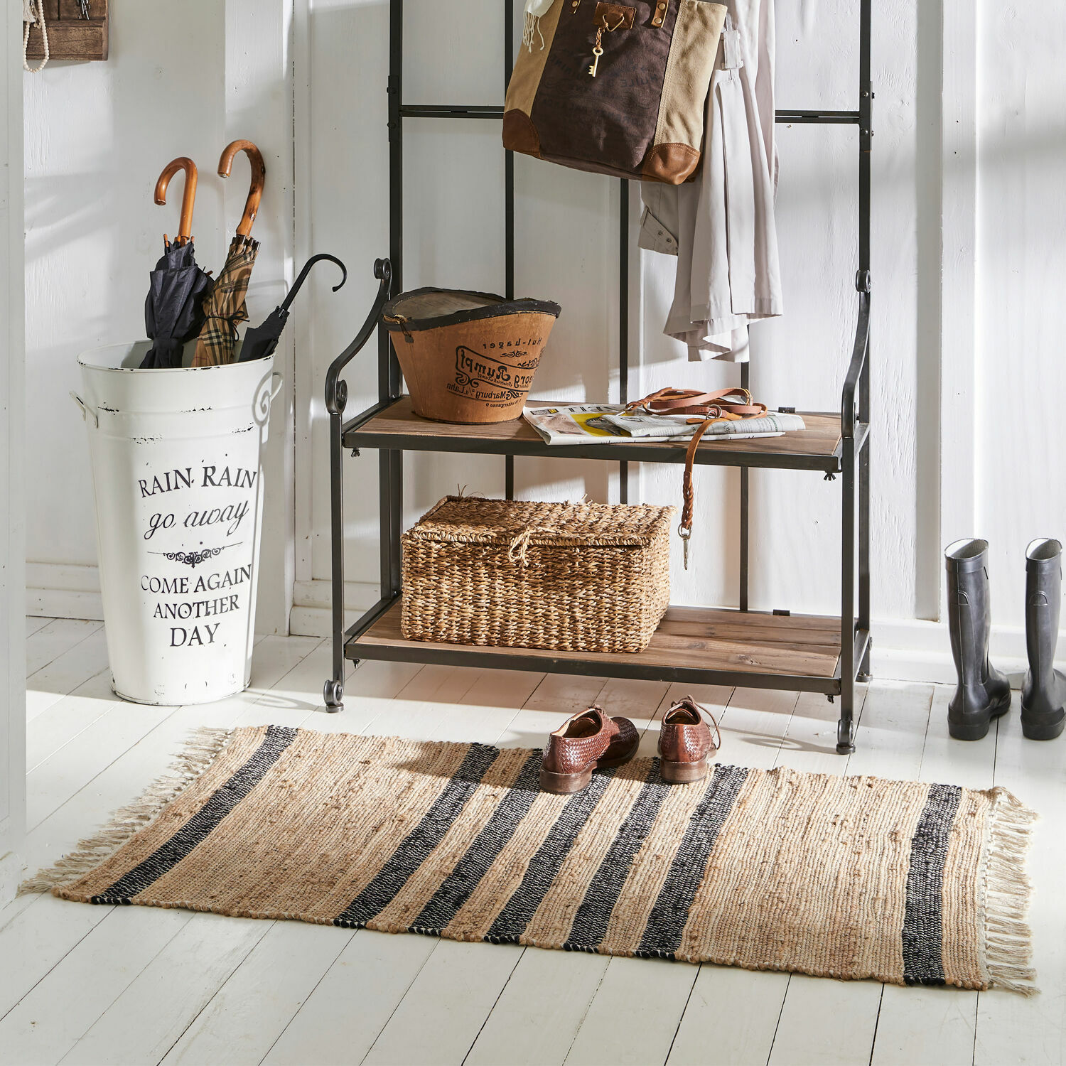 Tapis Orgeval Tapis en jute naturel à rayures noires sur un sol clair dans une entrée chaleureuse