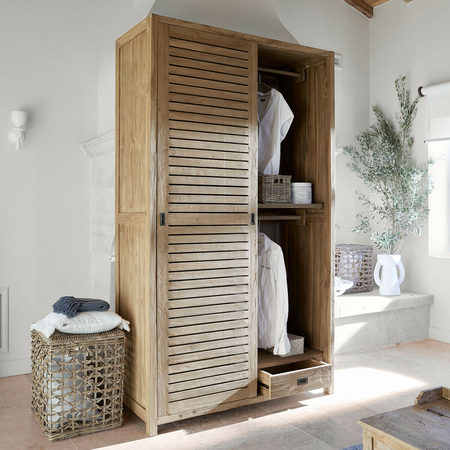 Armoire Fairmontine Armoire en bois clair avec portes coulissantes et tiroir dans un intérieur lumineux et épuré