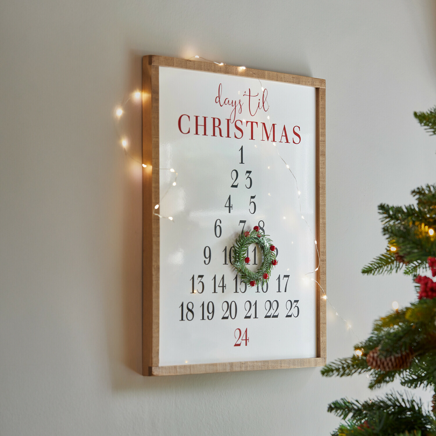 Panneau décoratif Lagunes Tableau en bois pour décompter les jours avant Noël avec une couronne verte et des baies rouges