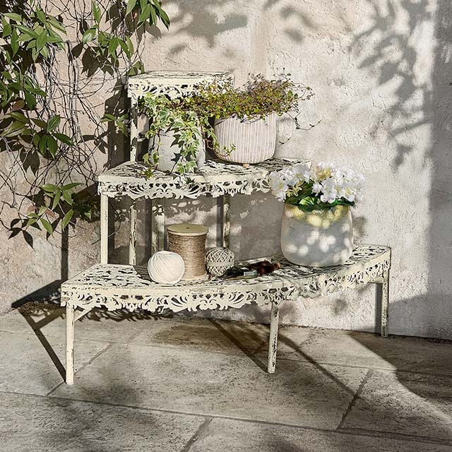 Étagère en métal crème à motifs ajourés avec pots de fleurs, décoration extérieure élégante