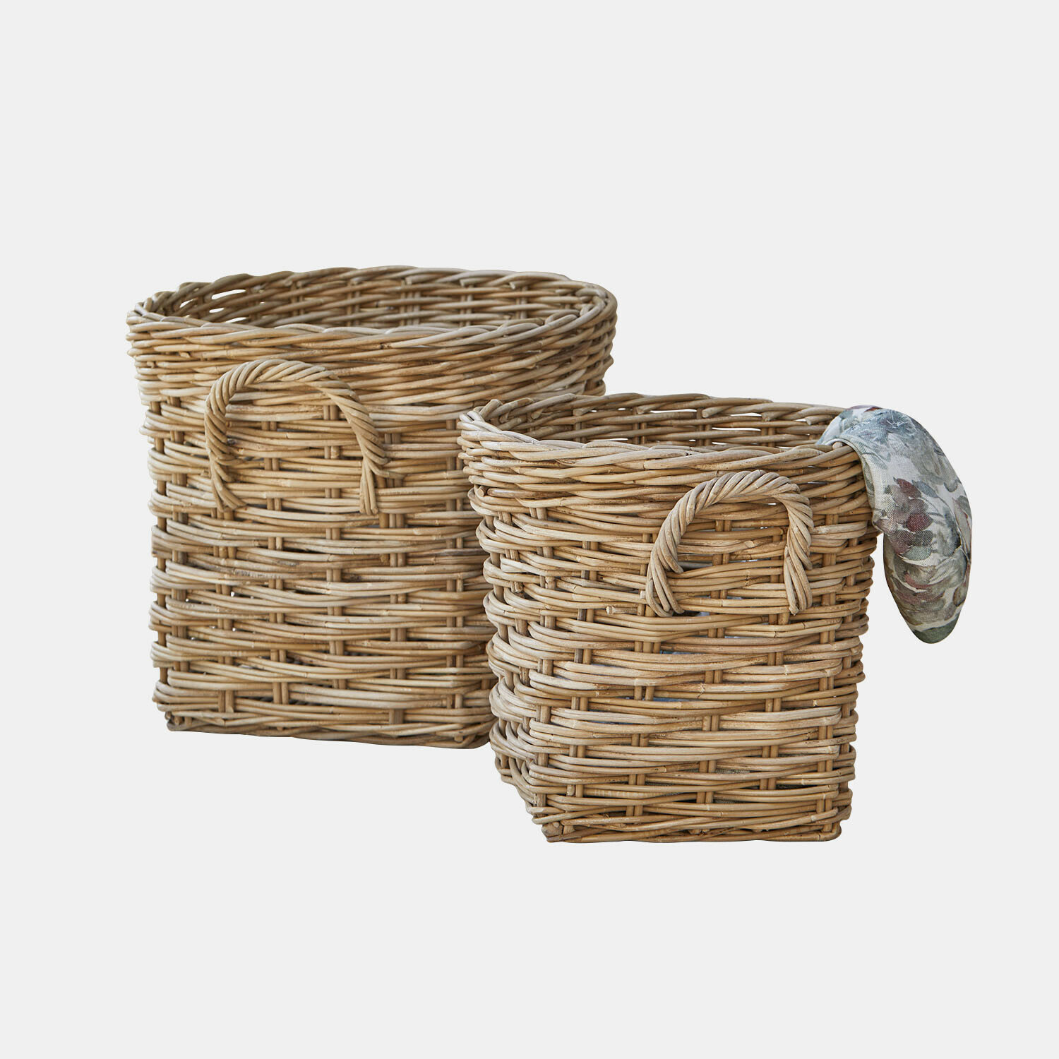 Lot de 2 paniers Melari Ensemble de deux paniers en osier naturel avec poignées pour rangement et décoration pratique