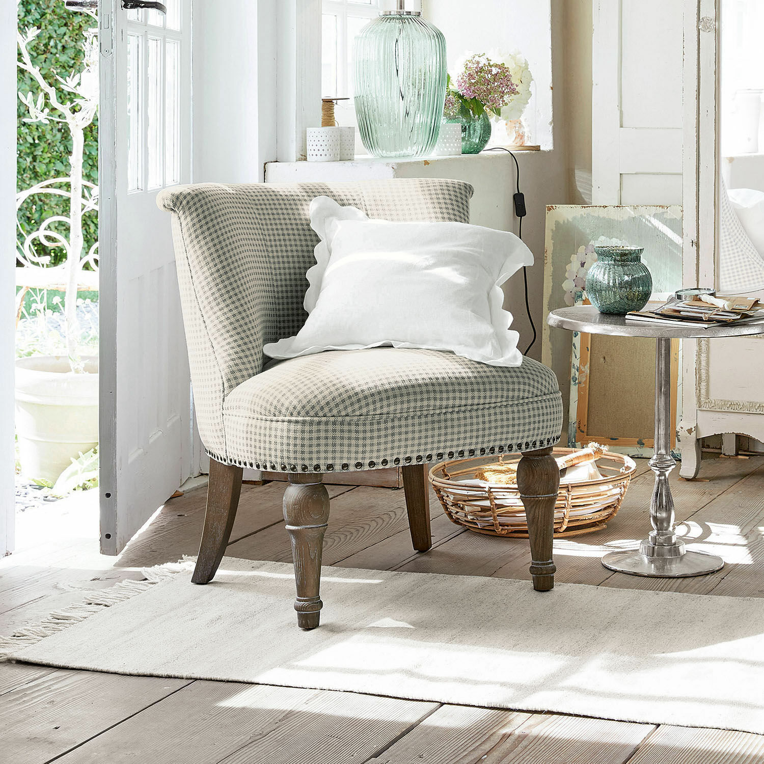 Fauteuil Francet Fauteuil beige à carreaux avec pieds en bois et coussin blanc dans un intérieur lumineux et chaleureux