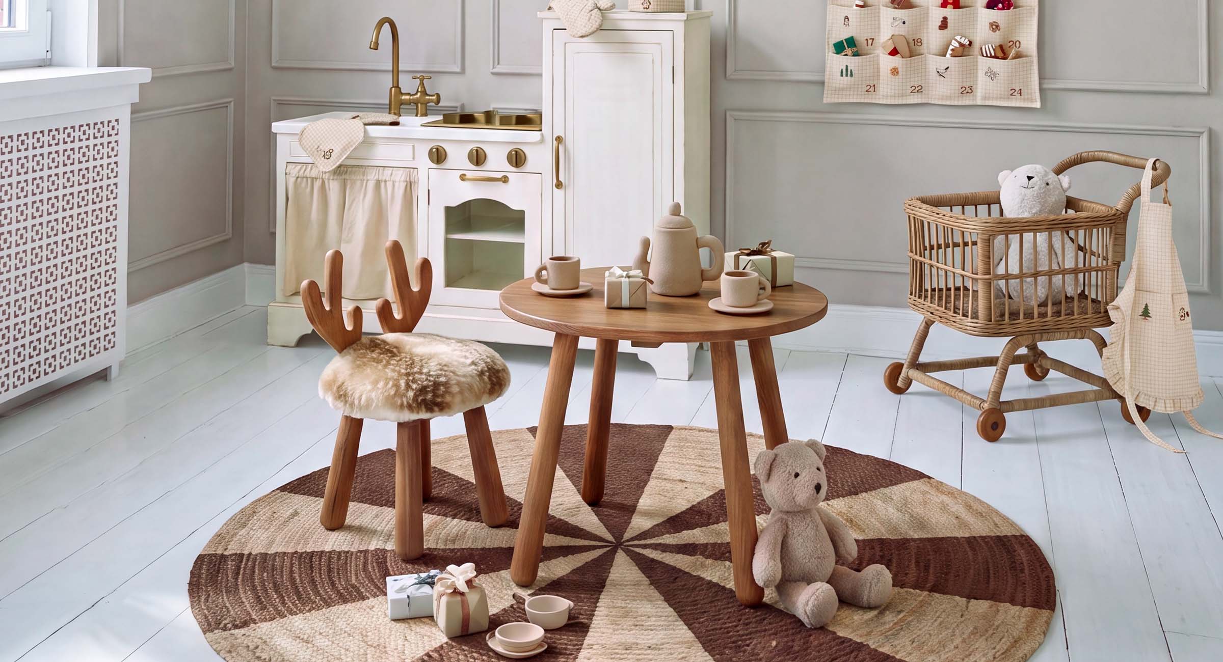 Table et chaise en bois avec fourrure, cuisine jouet blanche et décorations de Noël dans une chambre d'enfant lumineuse