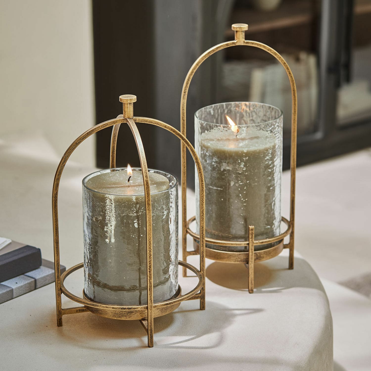 Lot de 2 photophores Biserre Deux bougeoirs en verre avec cadre métallique doré vieilli et bougies grises pour décoration intérieure