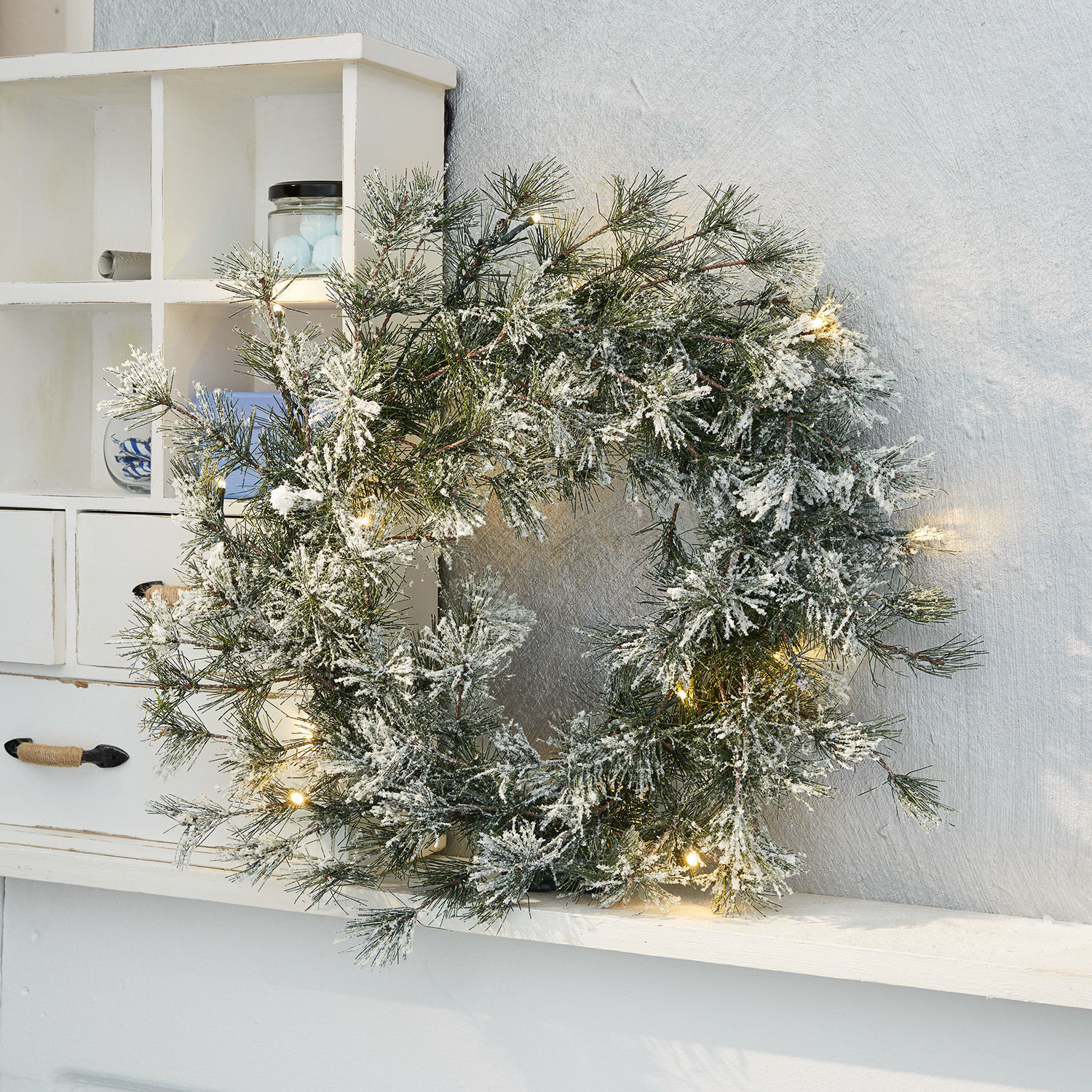 Couronne à LED Vire Couronne de Noël enneigée avec branches vertes et lumières LED chaudes pour décoration intérieure